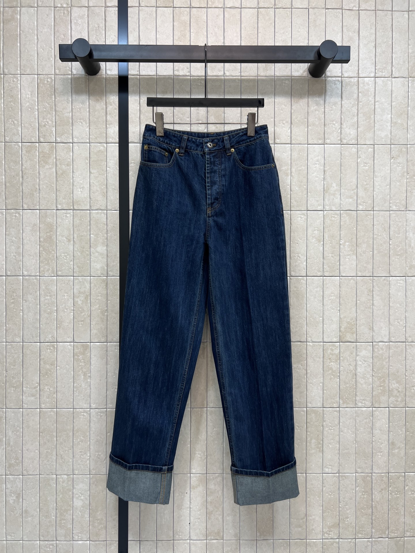 NO:694616,MIU home 26 early spring new style retro cuffed straight jeans, dark blue retro-style jeans, high-waisted straight design, cuffed trouser legs with super detailed sense!  Made of 100% cotton denim, wear-resistant and breathable, stress-free for daily wear. Classic five-pocket design, practical and stylish. The cuffs can be adjusted to the length of the pants, making it easy to switch styles. It goes well with shirts, sweaters or sweaters. It can be worn for commuting and leisure. Full score for retro fashion sense!  One color and three sizes Size/S-M-L,,miumiu,hoodie,sweatshirts,jeans,shirts,19860909MIU家 26早春新款 复古翻边直筒牛仔裤 深蓝色复古风牛仔裤 高腰直筒设计 裤脚翻边超有细节感！全棉丹宁布 耐磨又透气 日常穿搭无压力 经典五袋设计 实用又有型 翻边还能随心调整裤长 轻松切换风格 搭配衬衫、针织衫或卫衣都很OK 通勤休闲都能穿 复古时尚感满分！一色三码 Size/S-M-L,,miumiu,hoodie,sweatshirts,jeans,shirts,,Women's clothing