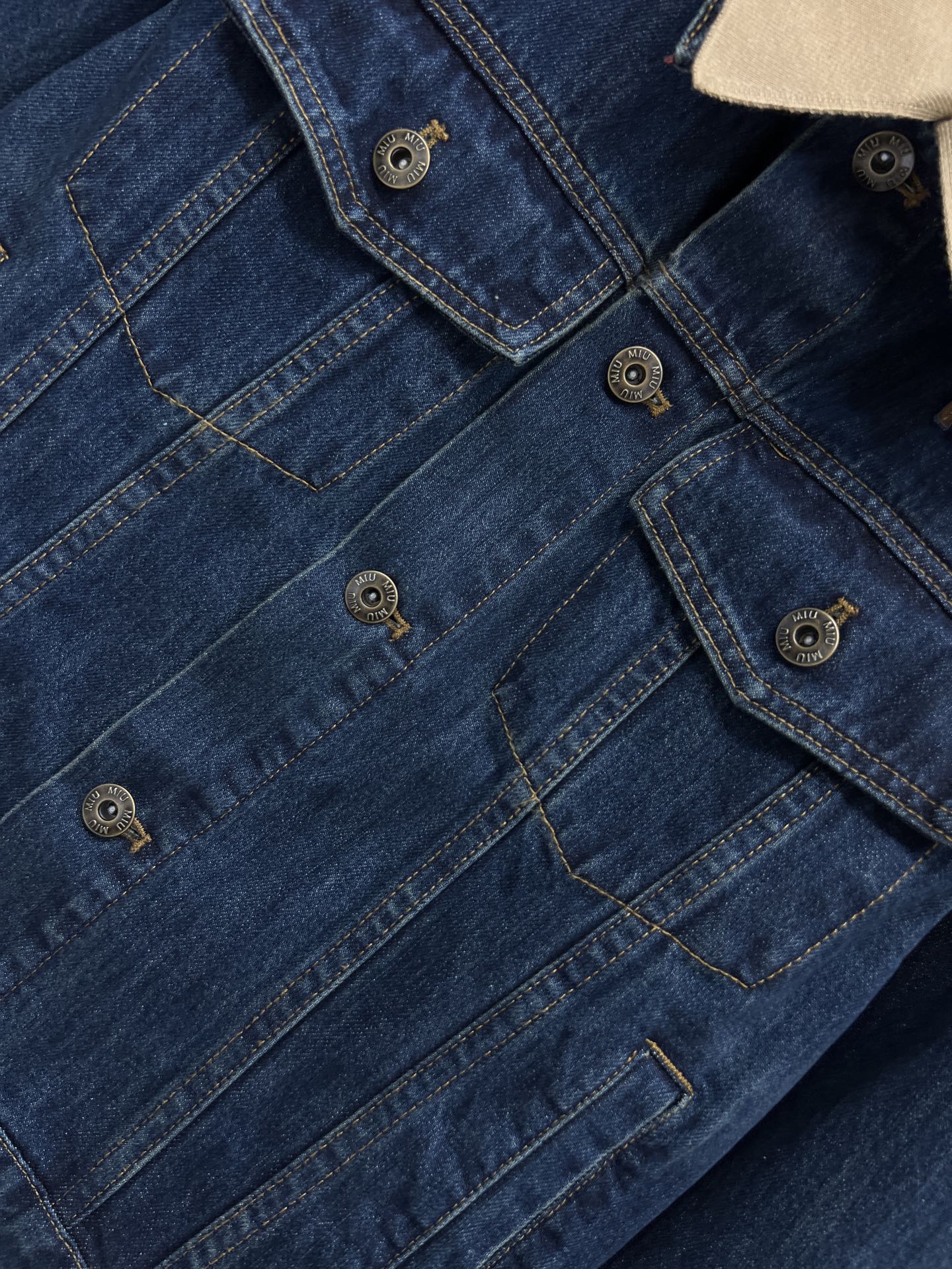 MIU家 26早春新款 螺纹领假两件牛仔夹克 深蓝丹宁+米色螺纹翻领 双领设计 复古又时髦！短款剪裁超显