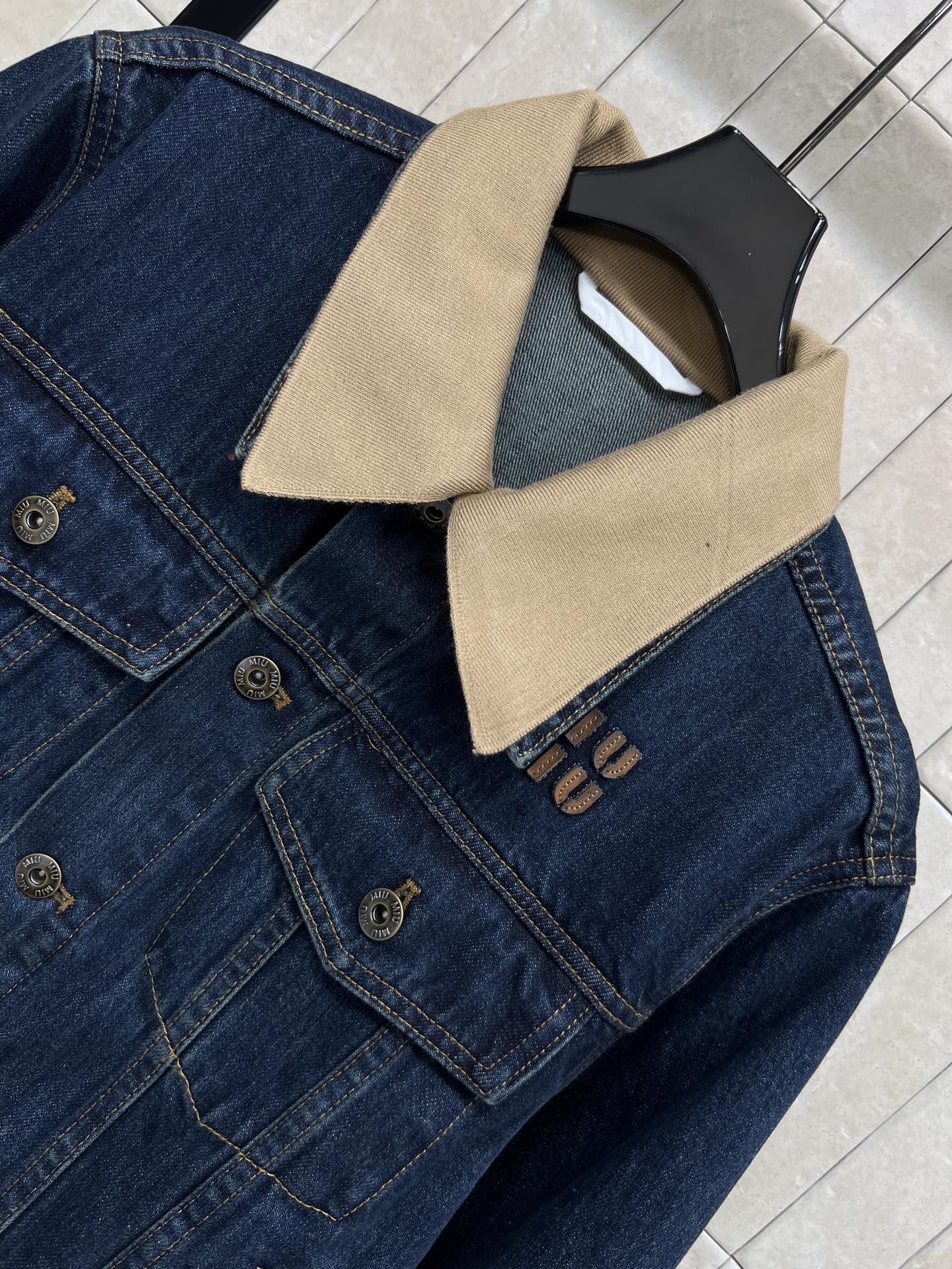 MIU家 26早春新款 螺纹领假两件牛仔夹克 深蓝丹宁+米色螺纹翻领 双领设计 复古又时髦！短款剪裁超显