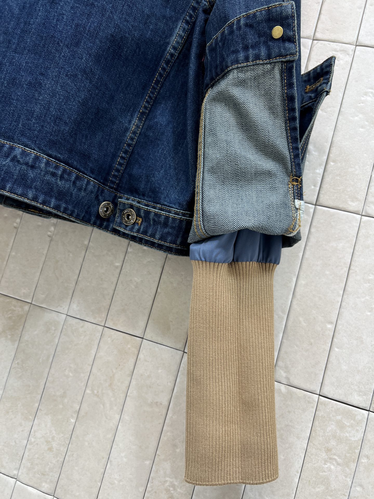 MIU家 26早春新款 螺纹领假两件牛仔夹克 深蓝丹宁+米色螺纹翻领 双领设计 复古又时髦！短款剪裁超显