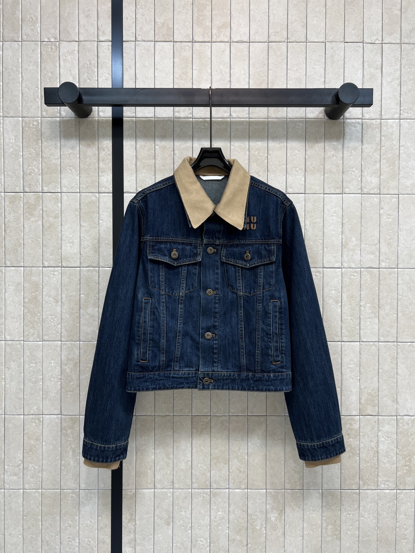 MIU家 26早春新款 螺纹领假两件牛仔夹克 深蓝丹宁+米色螺纹翻领 双领设计 复古又时髦！短款剪裁超显