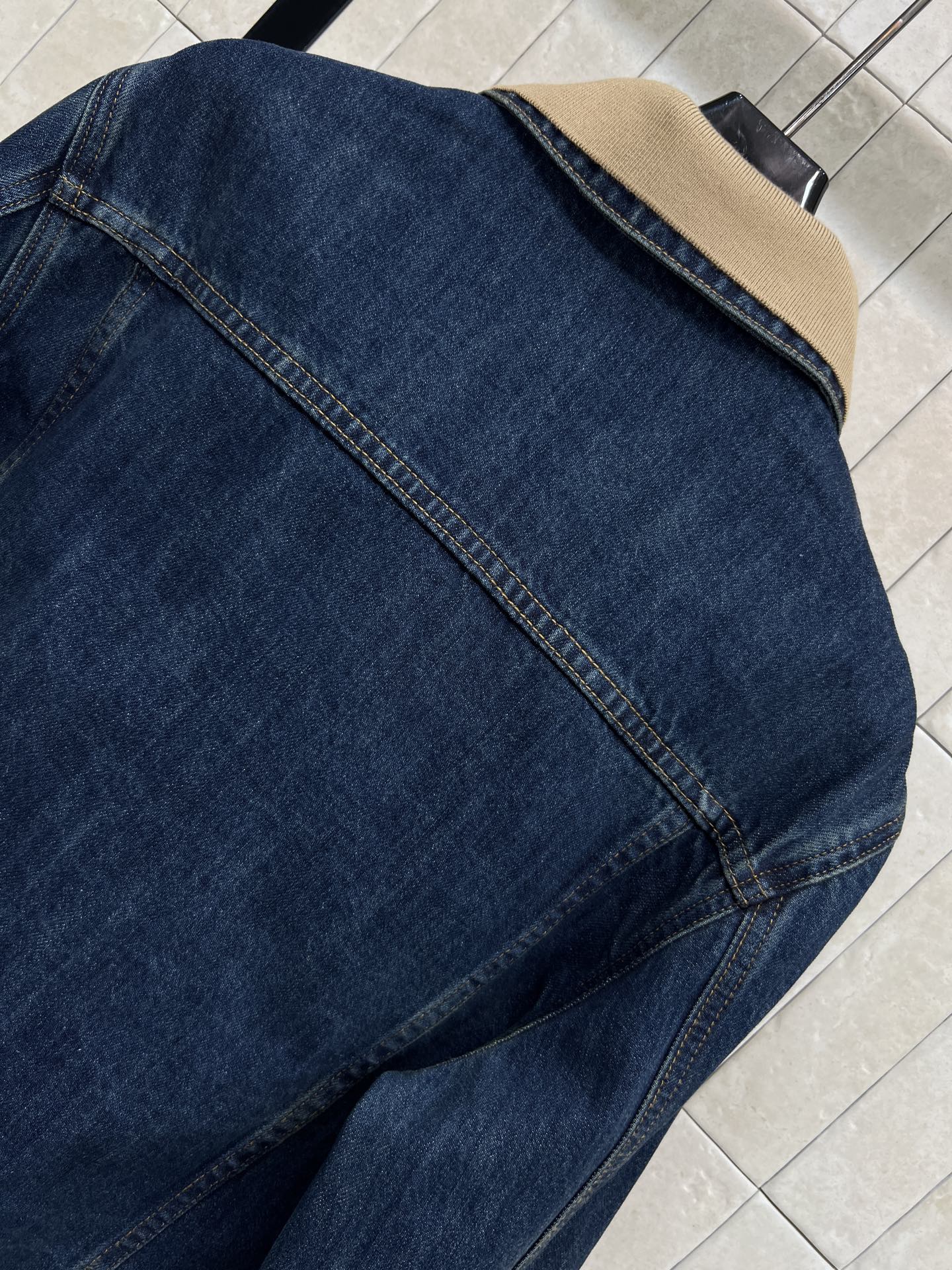 MIU家 26早春新款 螺纹领假两件牛仔夹克 深蓝丹宁+米色螺纹翻领 双领设计 复古又时髦！短款剪裁超显