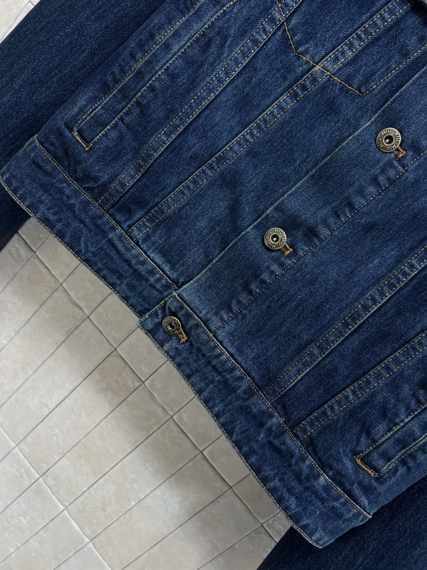 MIU家 26早春新款 螺纹领假两件牛仔夹克 深蓝丹宁+米色螺纹翻领 双领设计 复古又时髦！短款剪裁超显