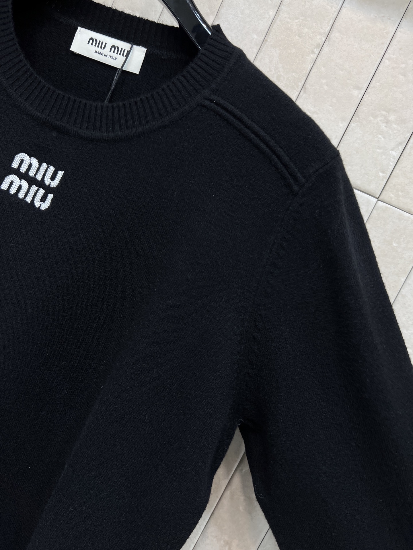 MIU家 26早春新款 羊毛针织logo打底衫 柔软针织面料 舒适又保暖 秋冬穿超合适！ 胸前白色log