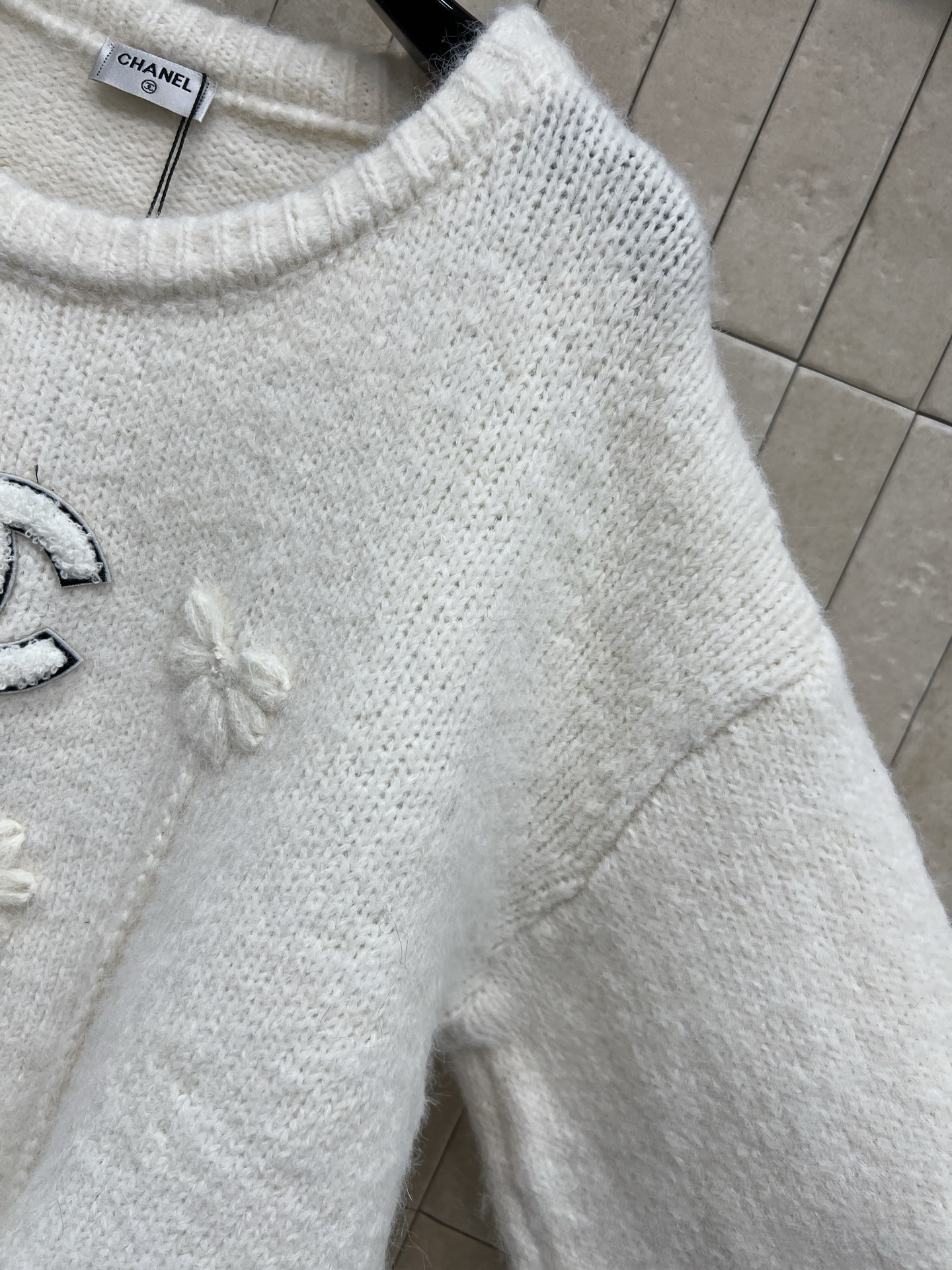 小香家 26早春新款 花朵刺绣针织毛衣 采用柔软针织材质 宽松版型超显温柔气质 立体花朵刺绣+双C标志 