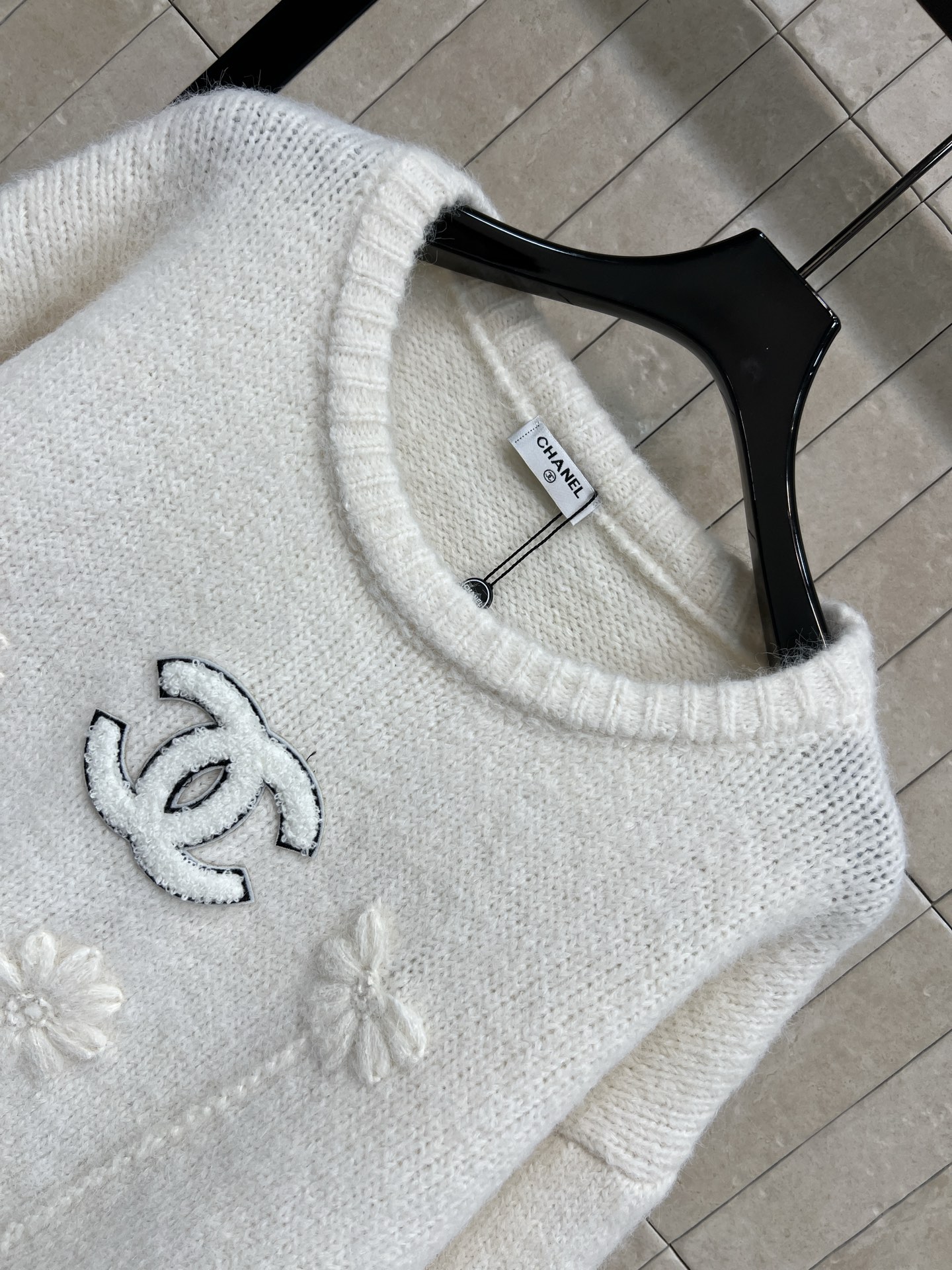 小香家 26早春新款 花朵刺绣针织毛衣 采用柔软针织材质 宽松版型超显温柔气质 立体花朵刺绣+双C标志 