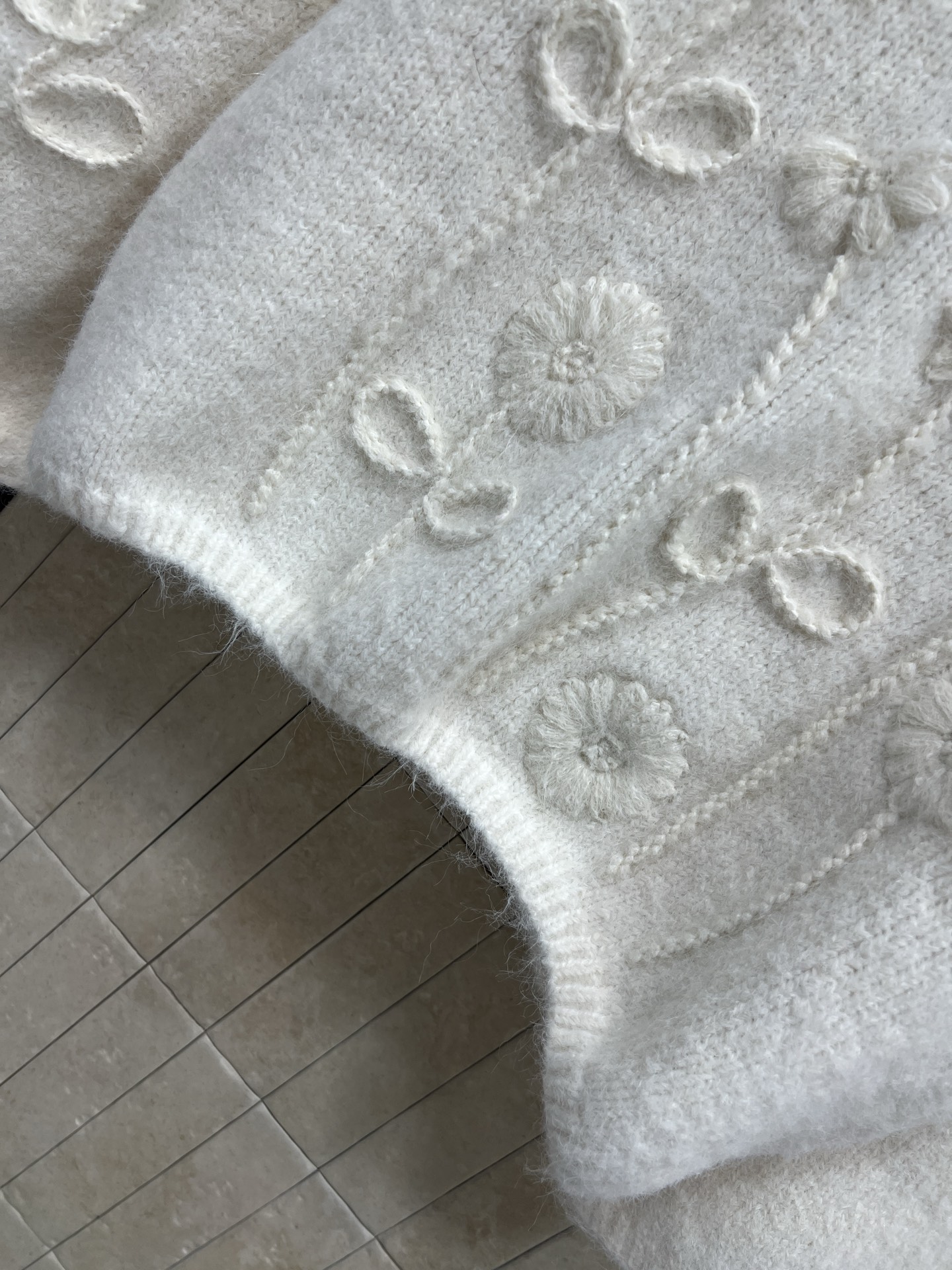 小香家 26早春新款 花朵刺绣针织毛衣 采用柔软针织材质 宽松版型超显温柔气质 立体花朵刺绣+双C标志 