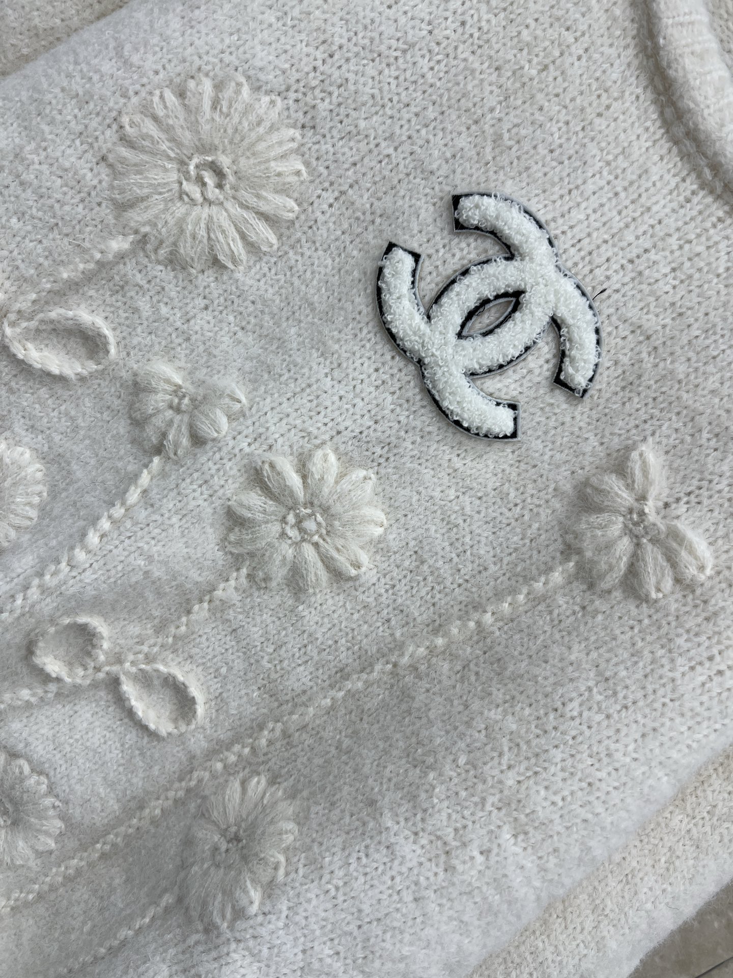 小香家 26早春新款 花朵刺绣针织毛衣 采用柔软针织材质 宽松版型超显温柔气质 立体花朵刺绣+双C标志 