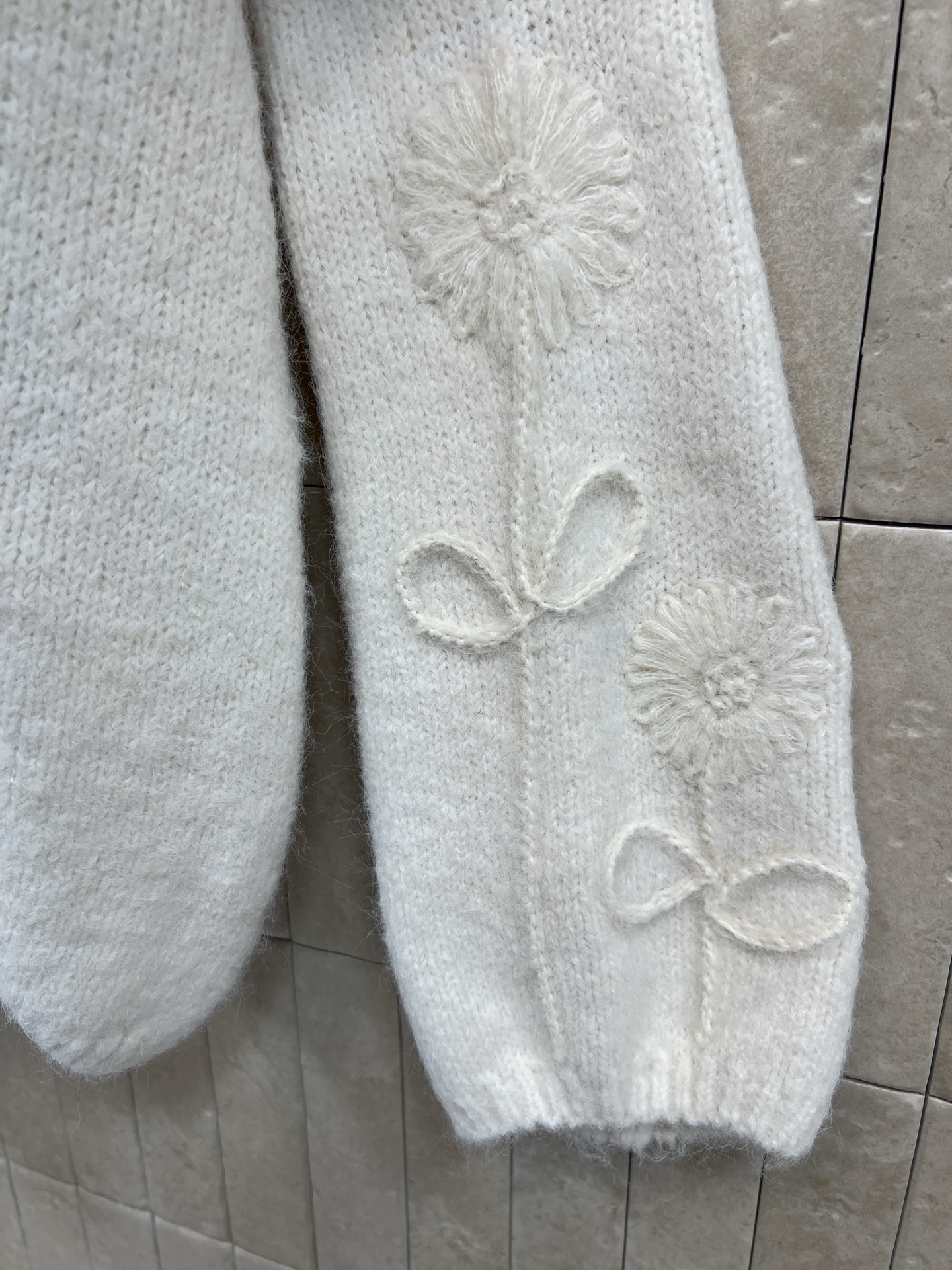 小香家 26早春新款 花朵刺绣针织毛衣 采用柔软针织材质 宽松版型超显温柔气质 立体花朵刺绣+双C标志 