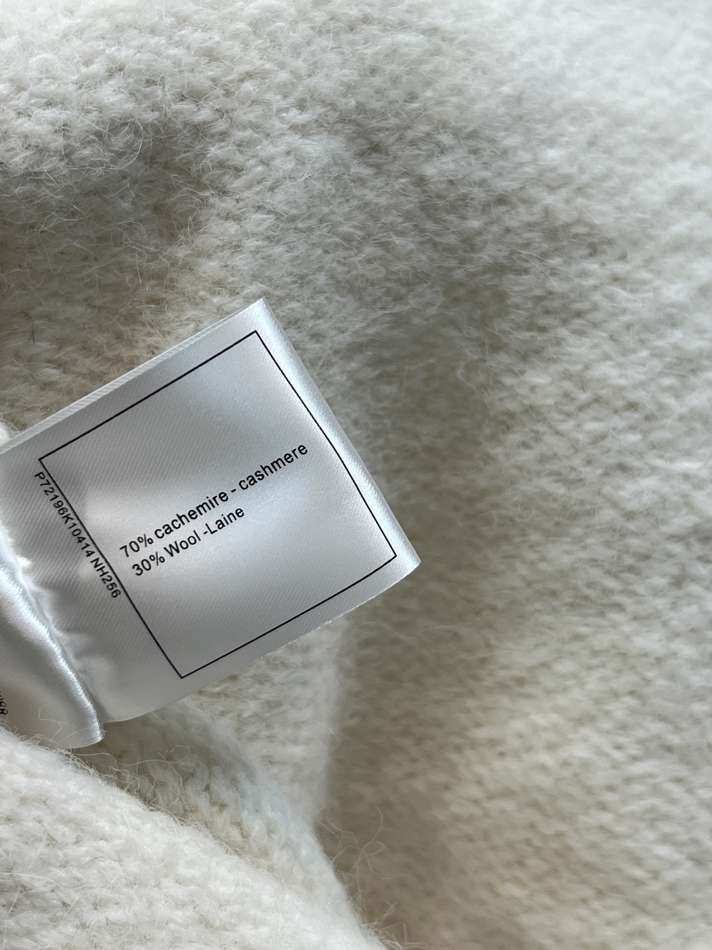 小香家 26早春新款 花朵刺绣针织毛衣 采用柔软针织材质 宽松版型超显温柔气质 立体花朵刺绣+双C标志 