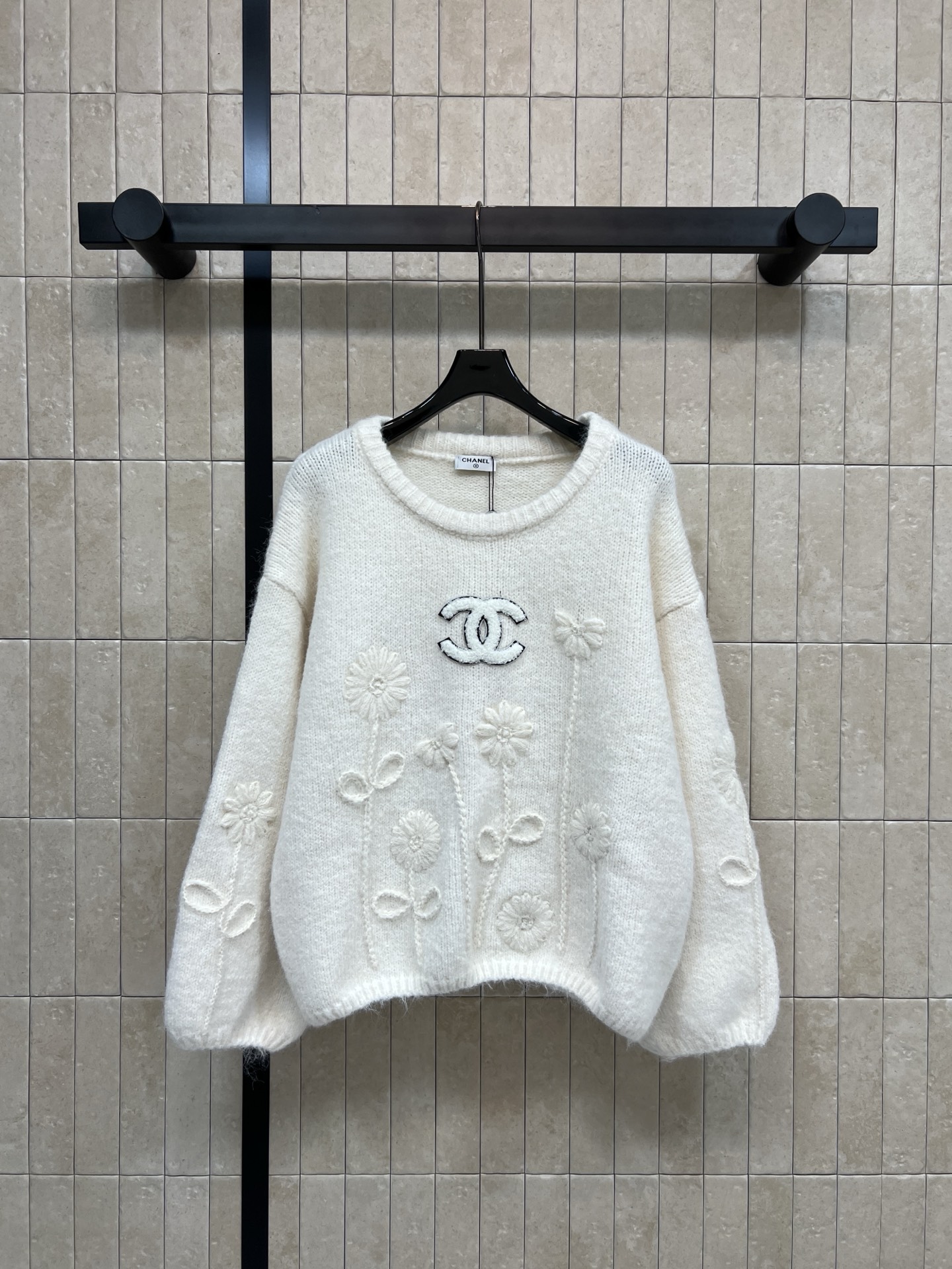 小香家 26早春新款 花朵刺绣针织毛衣 采用柔软针织材质 宽松版型超显温柔气质 立体花朵刺绣+双C标志 