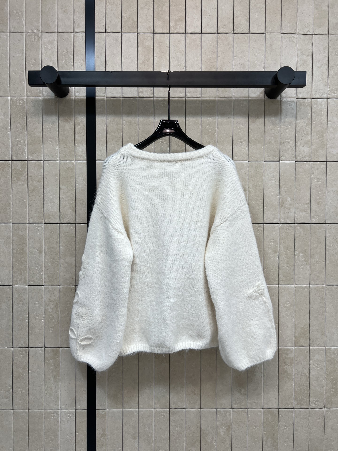 小香家 26早春新款 花朵刺绣针织毛衣 采用柔软针织材质 宽松版型超显温柔气质 立体花朵刺绣+双C标志 