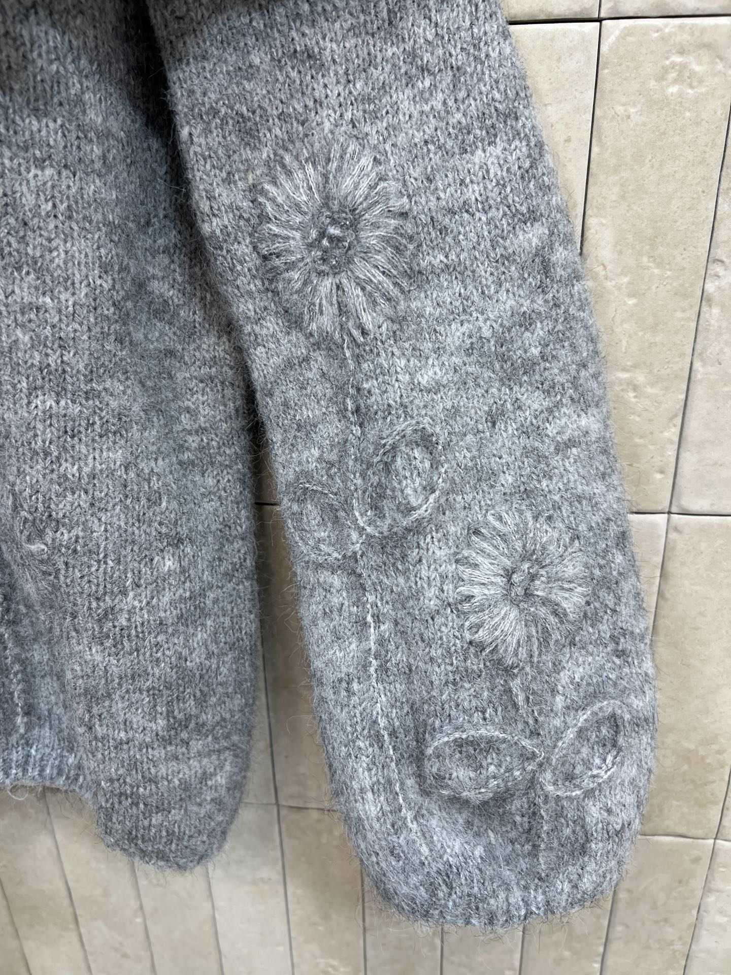 小香家 26早春新款 花朵刺绣针织毛衣 采用柔软针织材质 宽松版型超显温柔气质 立体花朵刺绣+双C标志 