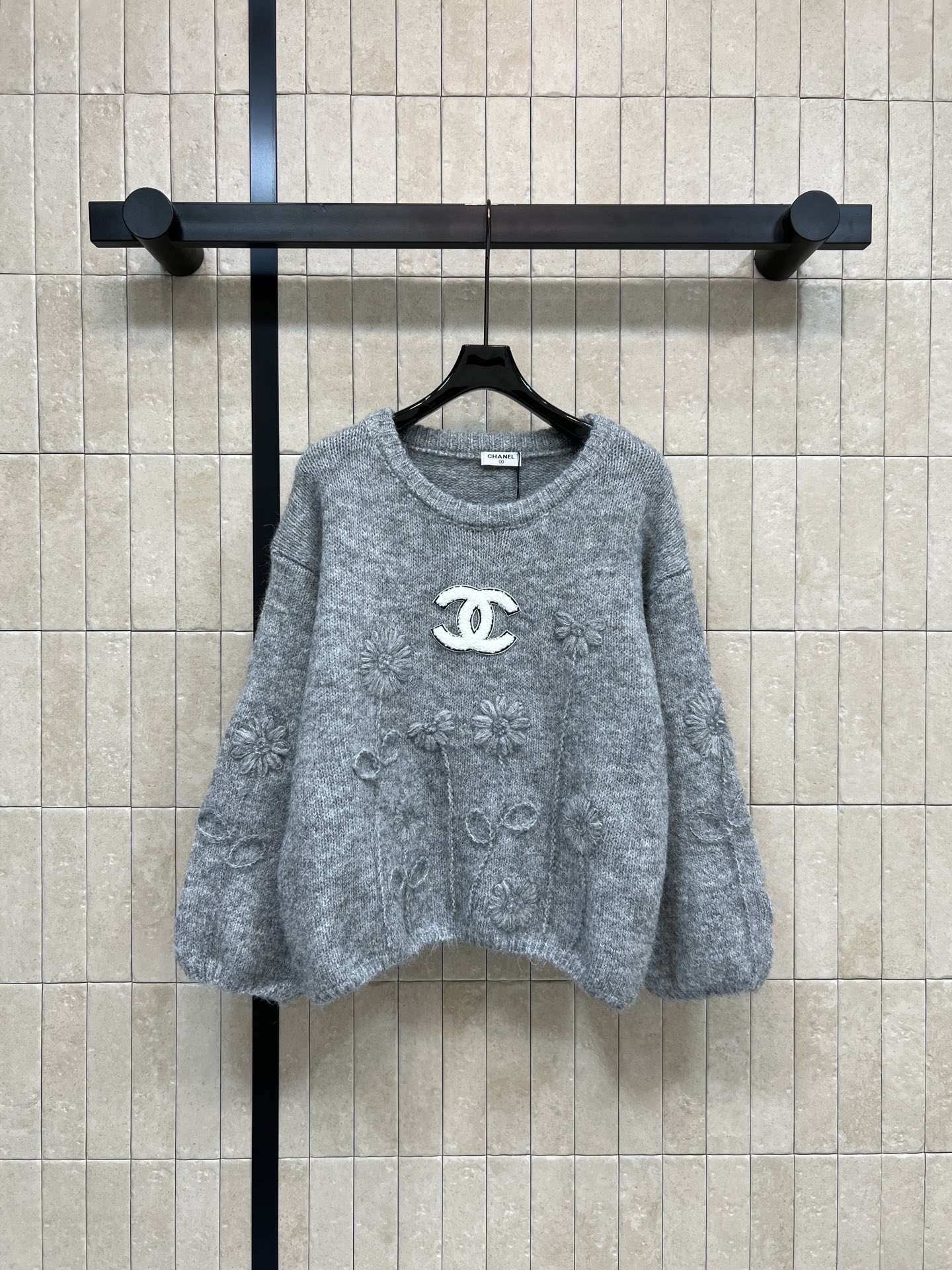 NO:694642,Xiaoxiangjia's 26 early spring new flower embroidered knitted sweater is made of soft knitted material. The loose fit is super gentle. Three-dimensional flower embroidery + double C logo. It is full of details and highly recognizable. It is super warm in autumn and winter. It goes well with jeans or skirts. It can easily create a Korean atmosphere~ It can be easily controlled for daily commuting and leisure. Comfortable and fashionable!  Two colors and three sizes Size/S-M-L,,chanel,skirts,jeans,sweaters,19860909小香家 26早春新款 花朵刺绣针织毛衣 采用柔软针织材质 宽松版型超显温柔气质 立体花朵刺绣+双C标志 细节满满 辨识度超高 秋冬穿超保暖 搭配牛仔裤或半身裙都很出彩 轻松打造韩系氛围感~日常通勤、休闲都能轻松驾驭 舒适又时髦！ 两色三码 Size/S-M-L,,chanel,skirts,jeans,sweaters,,Women's clothing