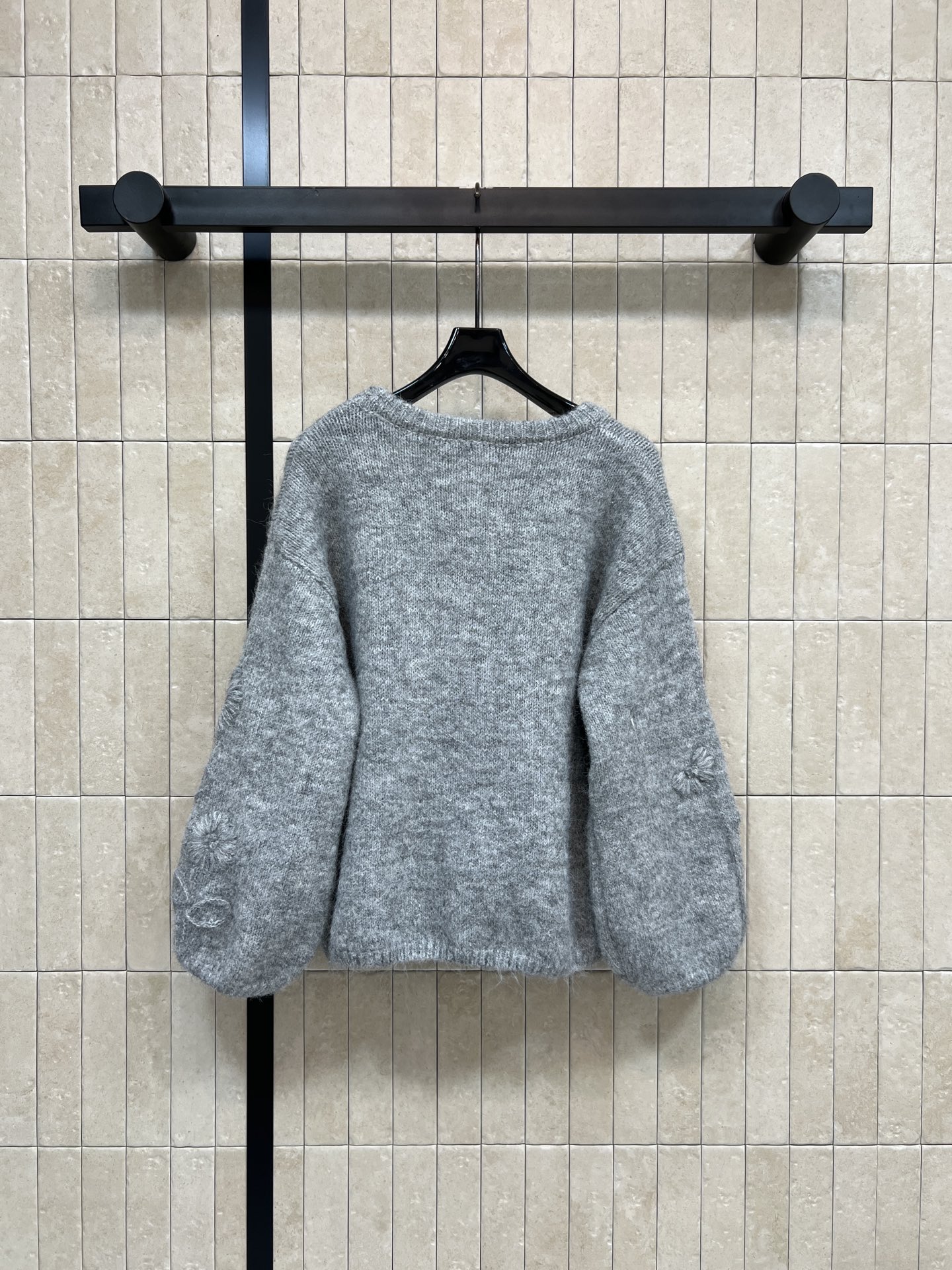 小香家 26早春新款 花朵刺绣针织毛衣 采用柔软针织材质 宽松版型超显温柔气质 立体花朵刺绣+双C标志 