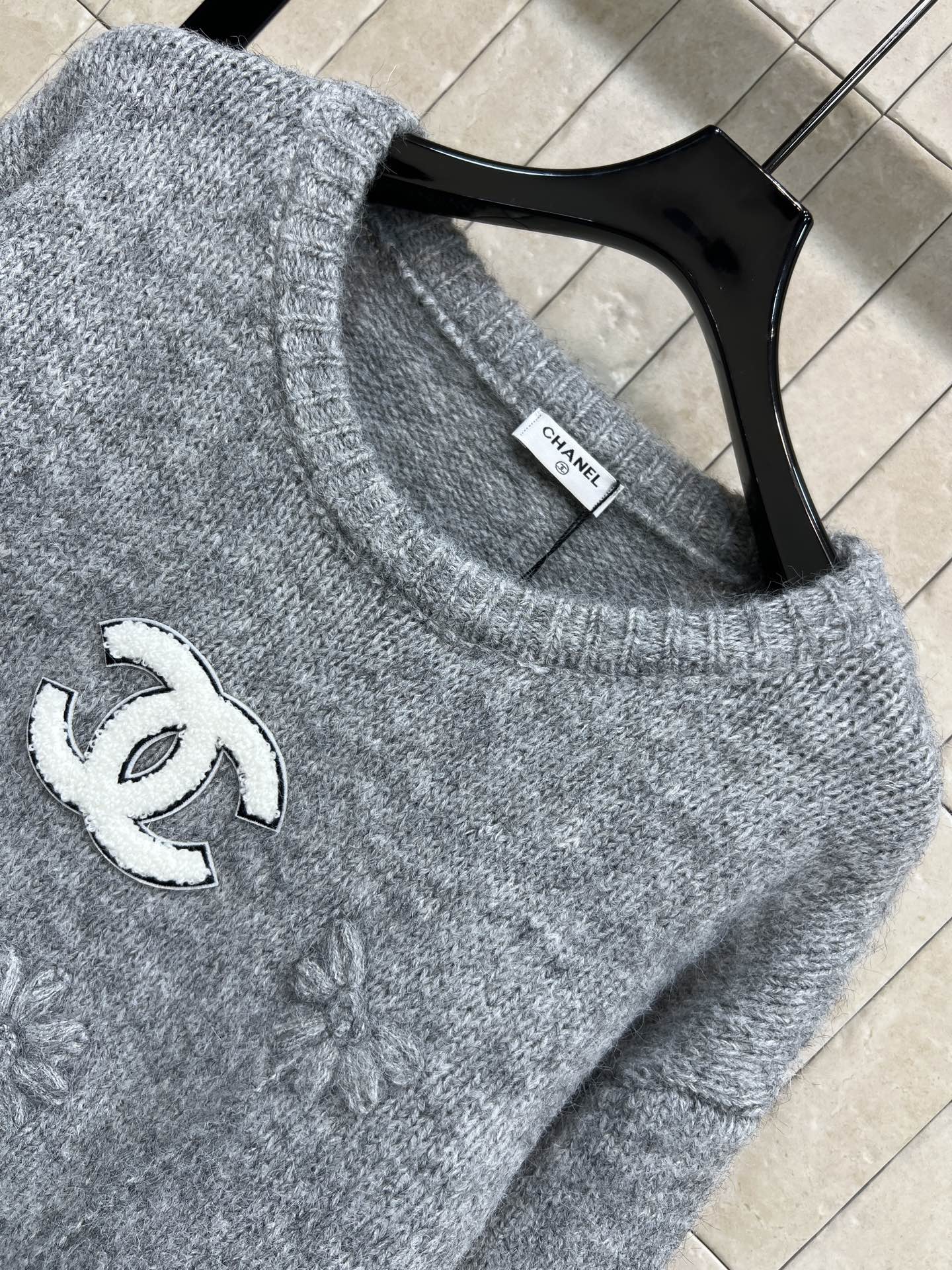 小香家 26早春新款 花朵刺绣针织毛衣 采用柔软针织材质 宽松版型超显温柔气质 立体花朵刺绣+双C标志 