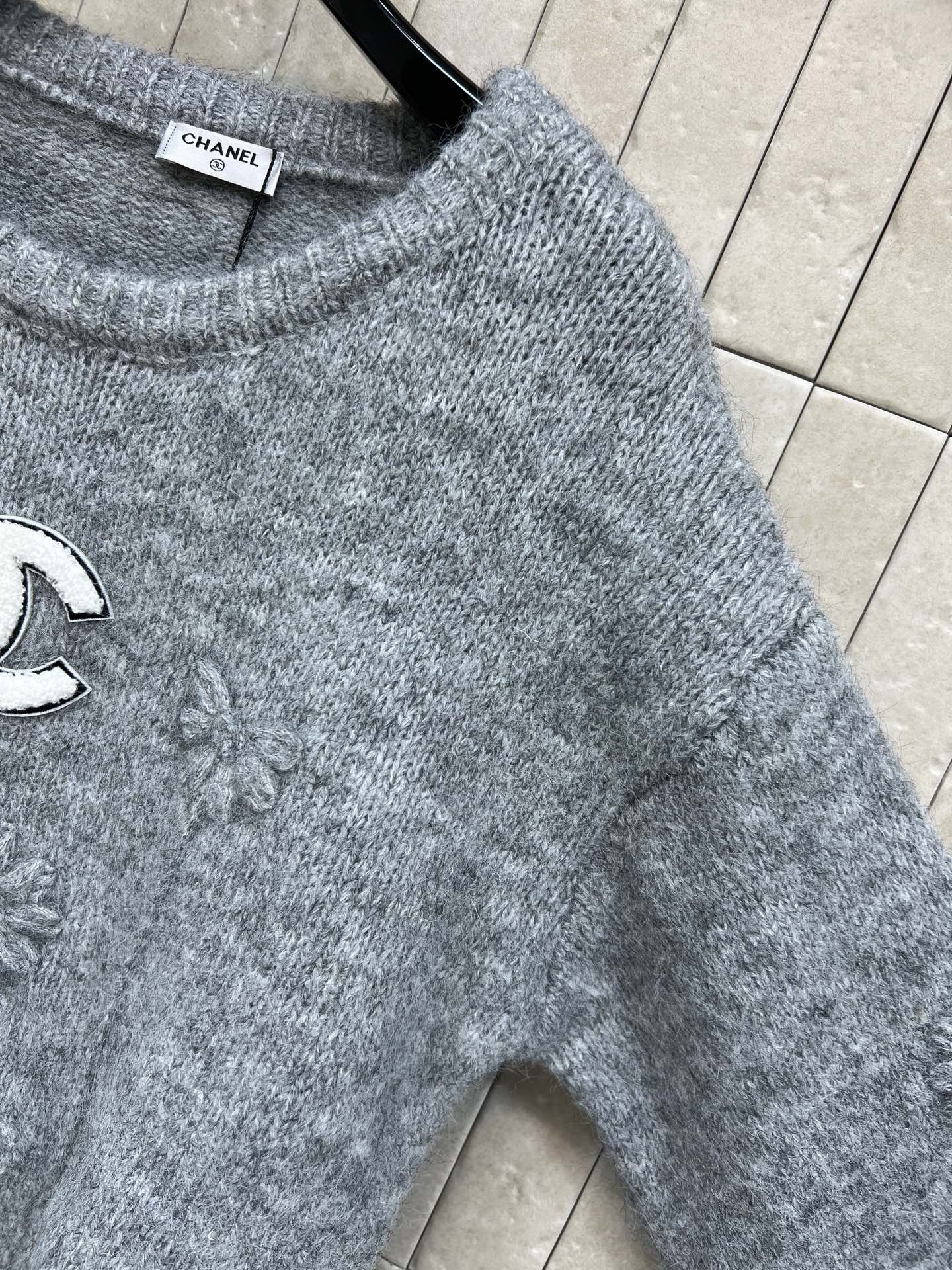 小香家 26早春新款 花朵刺绣针织毛衣 采用柔软针织材质 宽松版型超显温柔气质 立体花朵刺绣+双C标志 