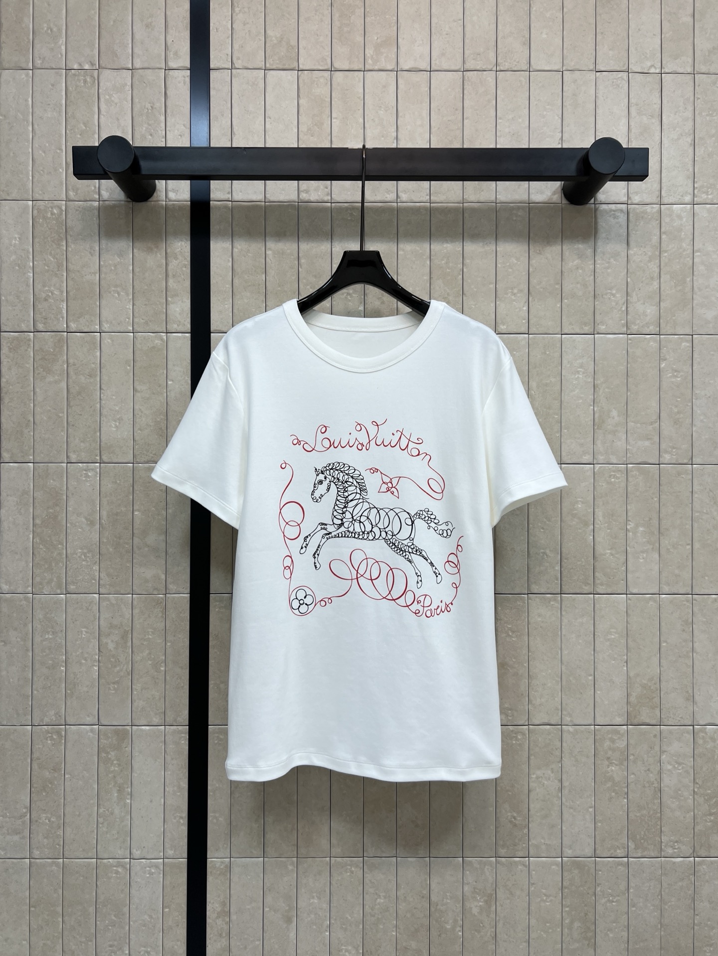 NO:695498,L's new 26 early spring new year of the horse limited white T-shirt, soft cotton, super comfortable to wear!  The red line on the front outlines the galloping horse, paired with the logo wording, full of New Year atmosphere, simple and elegant, full of festive feeling, loose version, easy to control in daily life or festivals. It is OK to wear alone or layered with it. It is easy to create a fashionable look. Three sizes in one color, S-M-L, Louis Vuitton, tees, t-shirt,19860909L家 26早春新款 马年限定白色T恤 柔软棉质 穿着超舒适！正面红色线条勾勒奔马 搭配 logo字样 满满新年氛围 简约大方 节日感十足 宽松版型 日常或节日都能轻松驾驭 单穿或内搭都很OK 轻松打造时尚造型 一色三码 S-M-L,,louis vuitton,tees，t-shirt,,Women's clothing