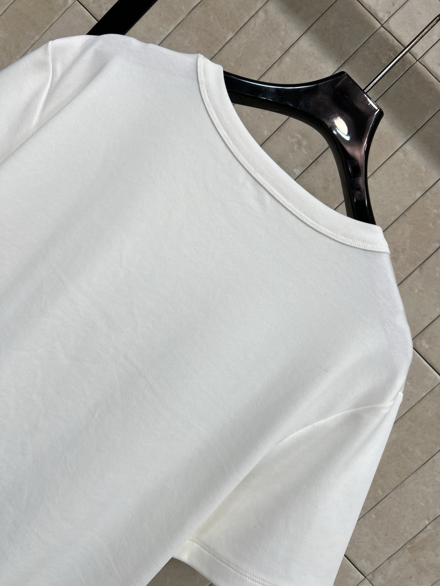 L家 26早春新款 马年限定白色T恤 柔软棉质 穿着超舒适！正面红色线条勾勒奔马 搭配 logo字样 满