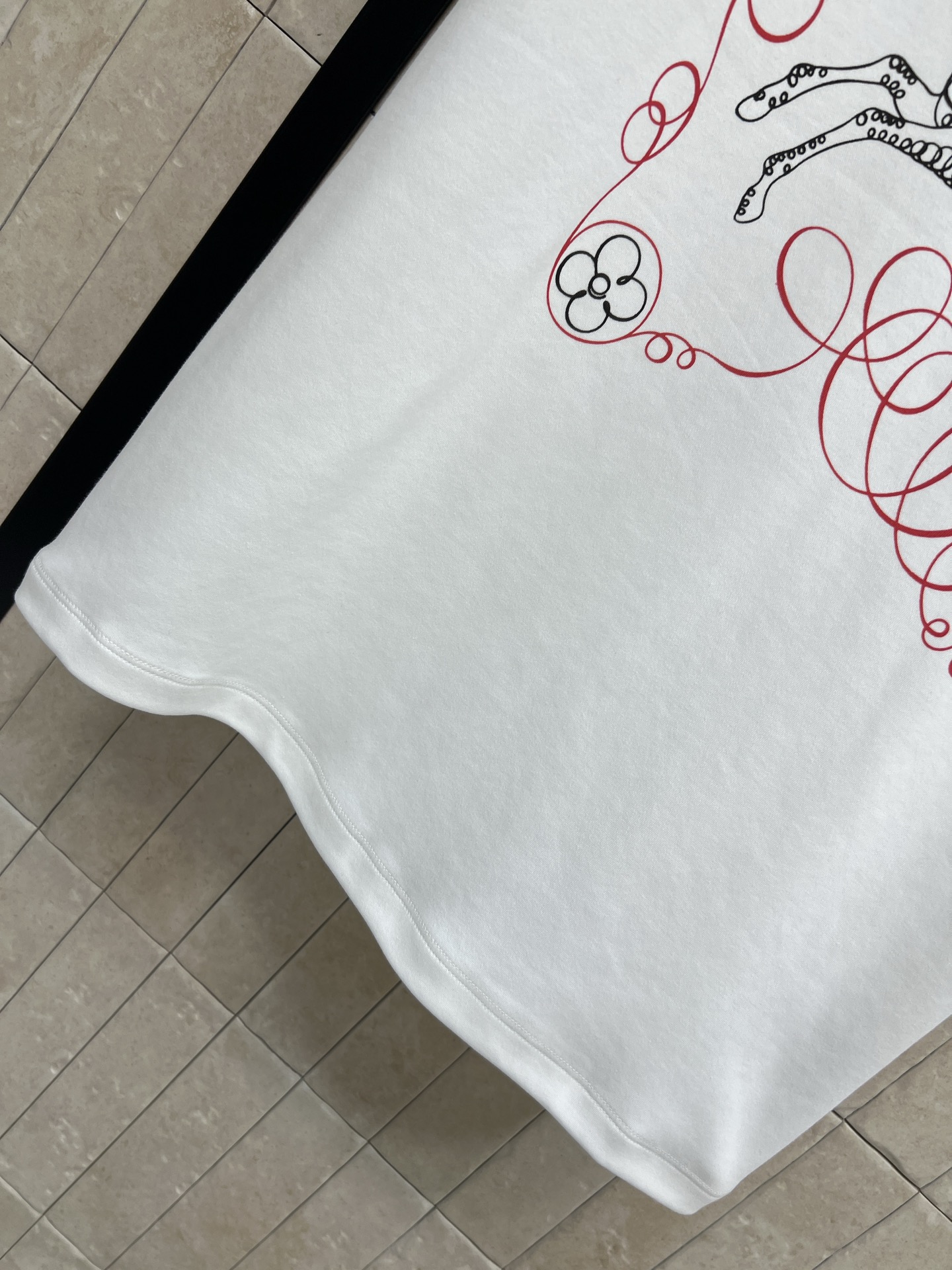 L家 26早春新款 马年限定白色T恤 柔软棉质 穿着超舒适！正面红色线条勾勒奔马 搭配 logo字样 满