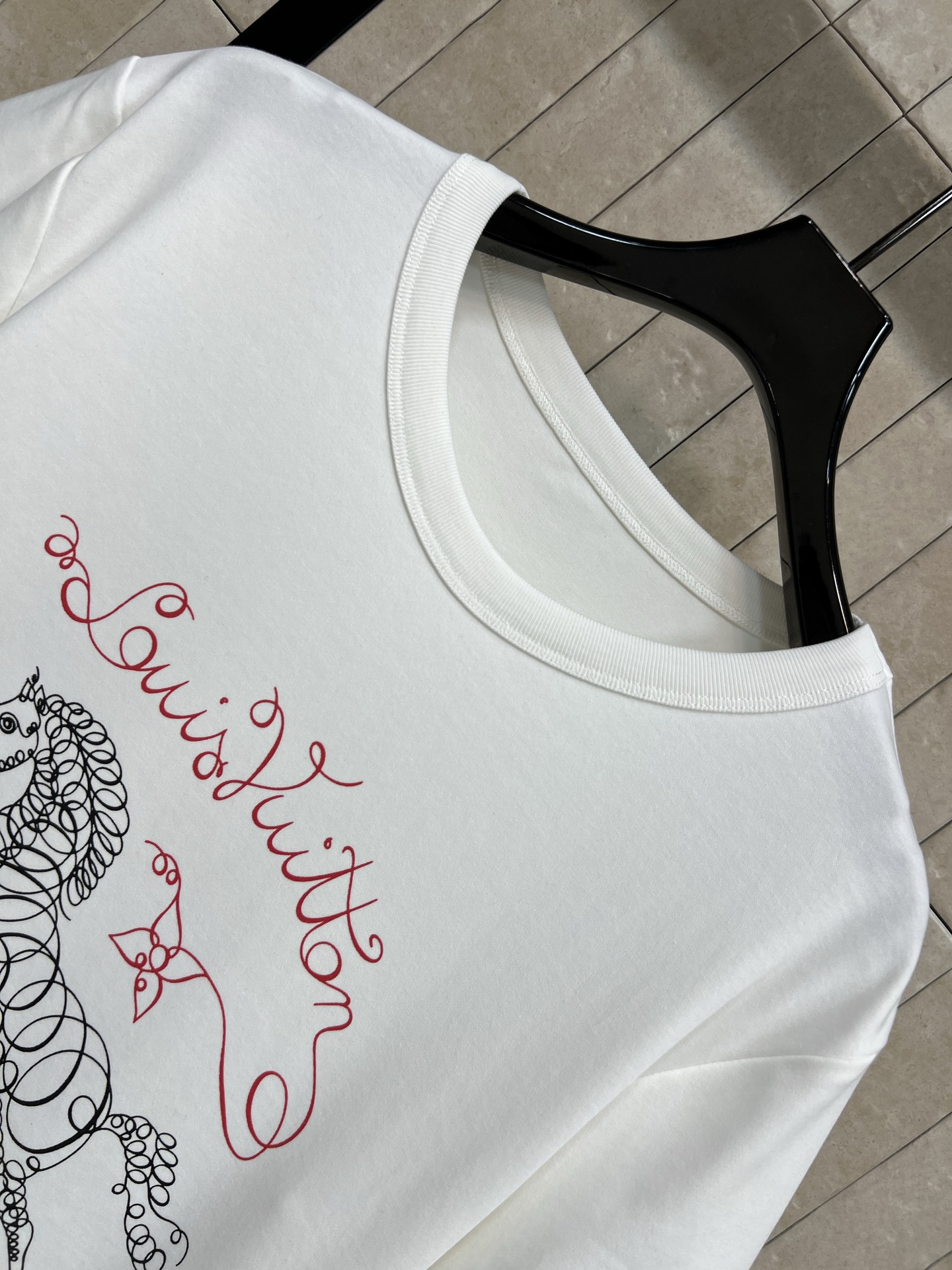 L家 26早春新款 马年限定白色T恤 柔软棉质 穿着超舒适！正面红色线条勾勒奔马 搭配 logo字样 满