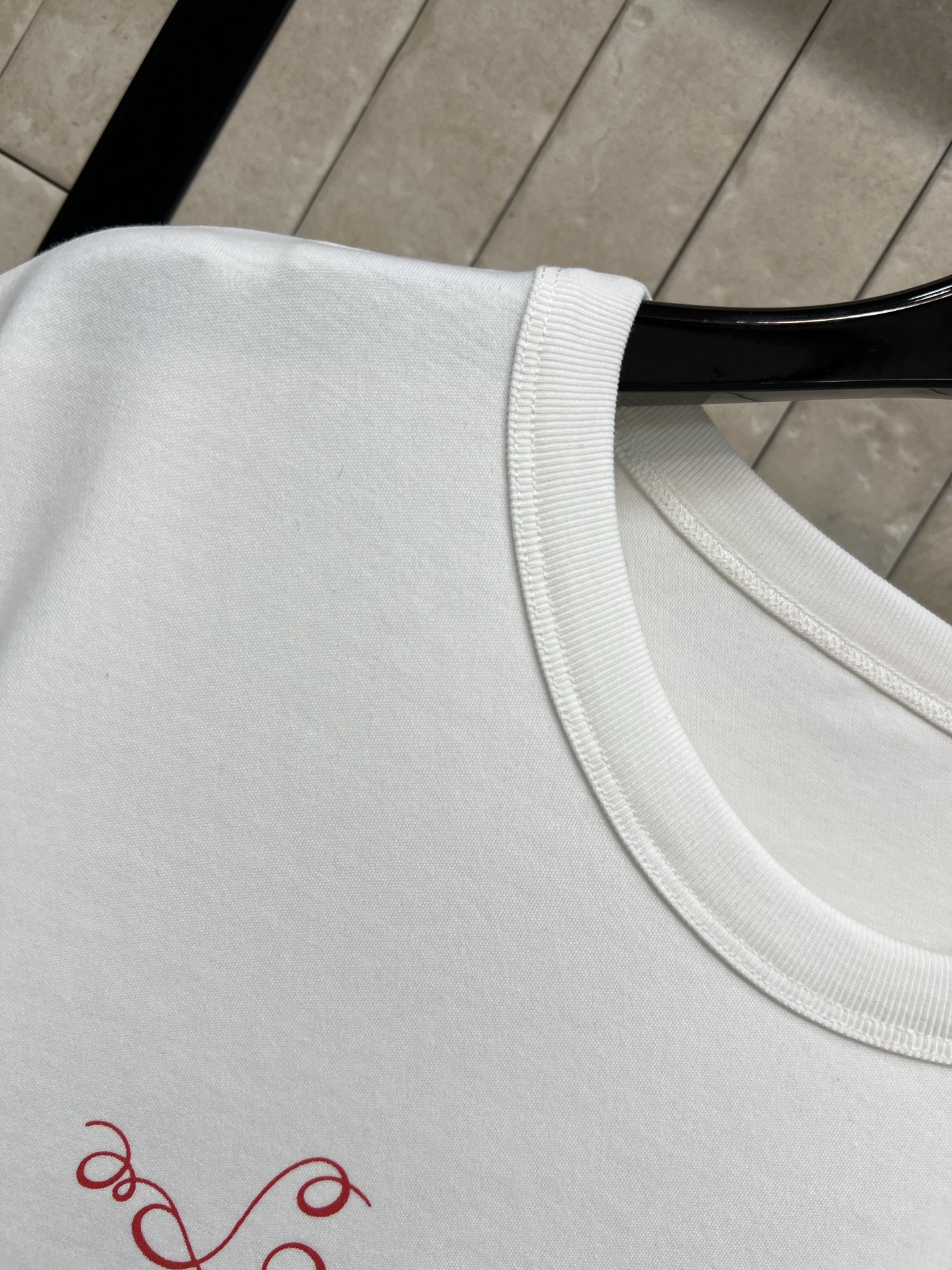 L家 26早春新款 马年限定白色T恤 柔软棉质 穿着超舒适！正面红色线条勾勒奔马 搭配 logo字样 满