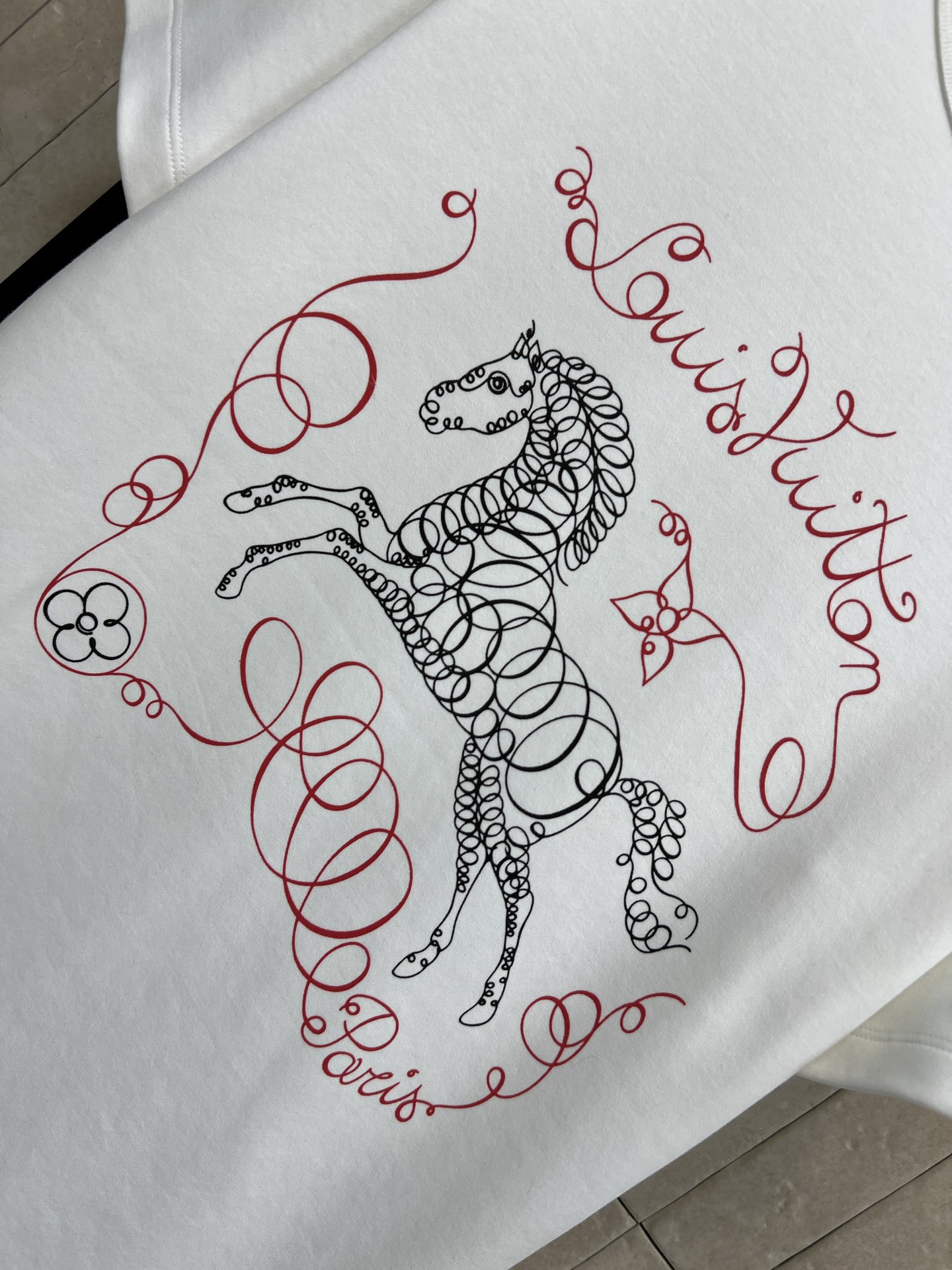 L家 26早春新款 马年限定白色T恤 柔软棉质 穿着超舒适！正面红色线条勾勒奔马 搭配 logo字样 满