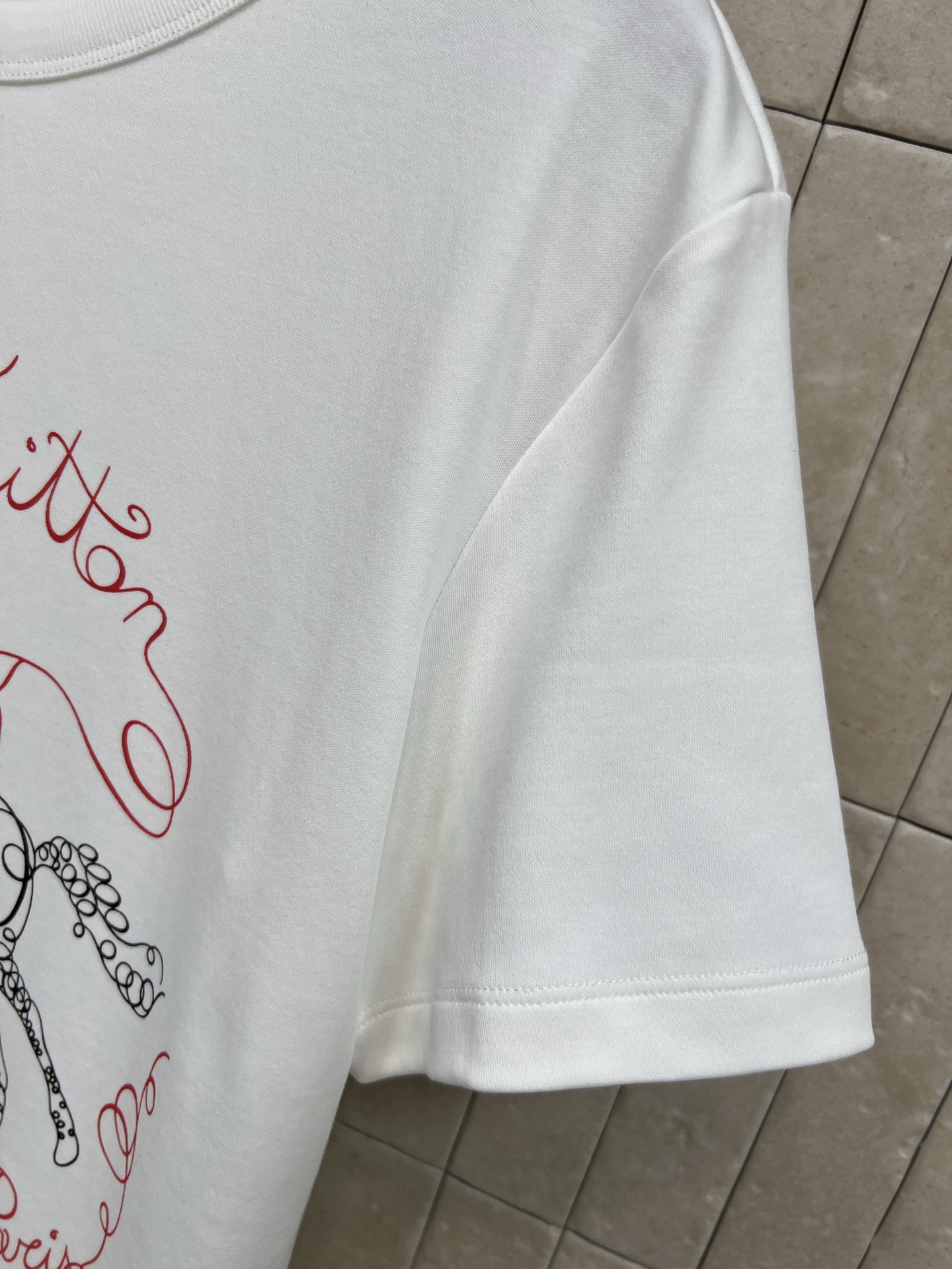 L家 26早春新款 马年限定白色T恤 柔软棉质 穿着超舒适！正面红色线条勾勒奔马 搭配 logo字样 满