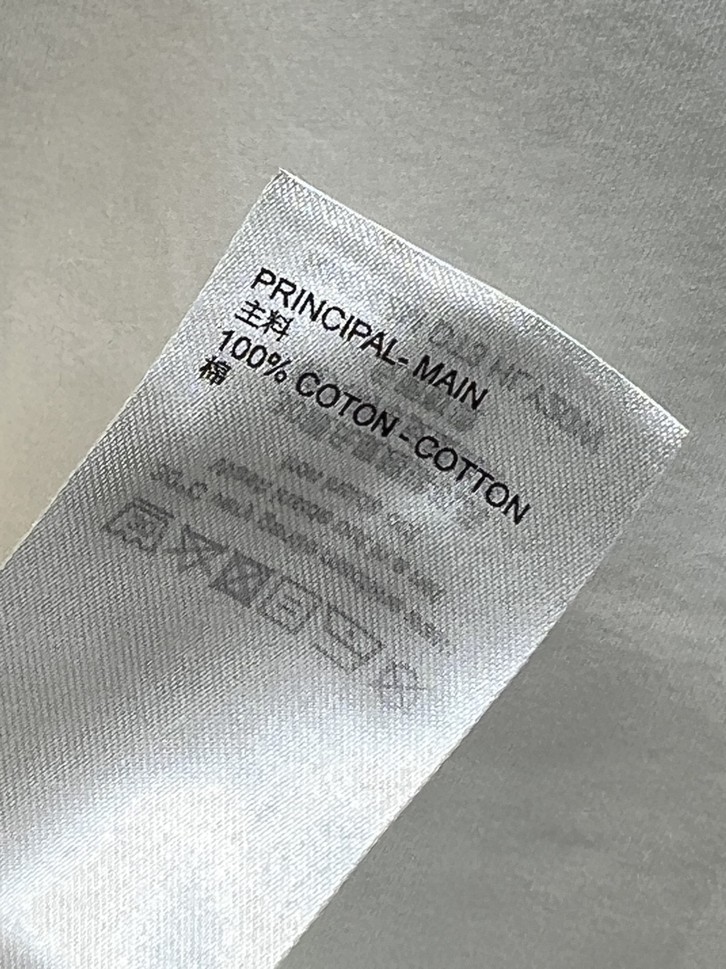 L家 26早春新款 马年限定白色T恤 柔软棉质 穿着超舒适！正面红色线条勾勒奔马 搭配 logo字样 满