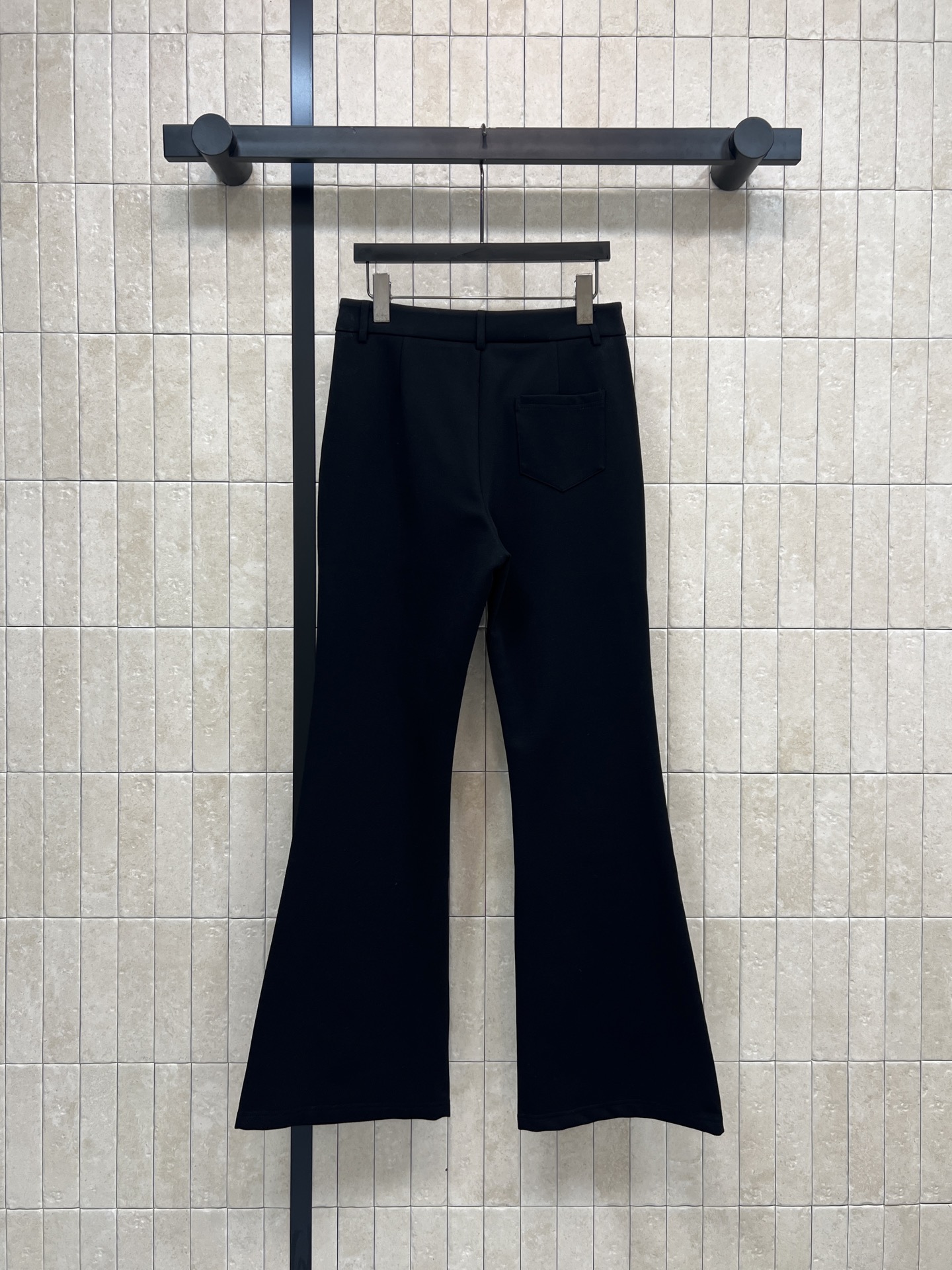 L家 26早春新款 黑色微喇牛仔裤 采用高弹力面料 修身显瘦 梨形身材友好！高腰+微喇裤型 拉长腿部比例