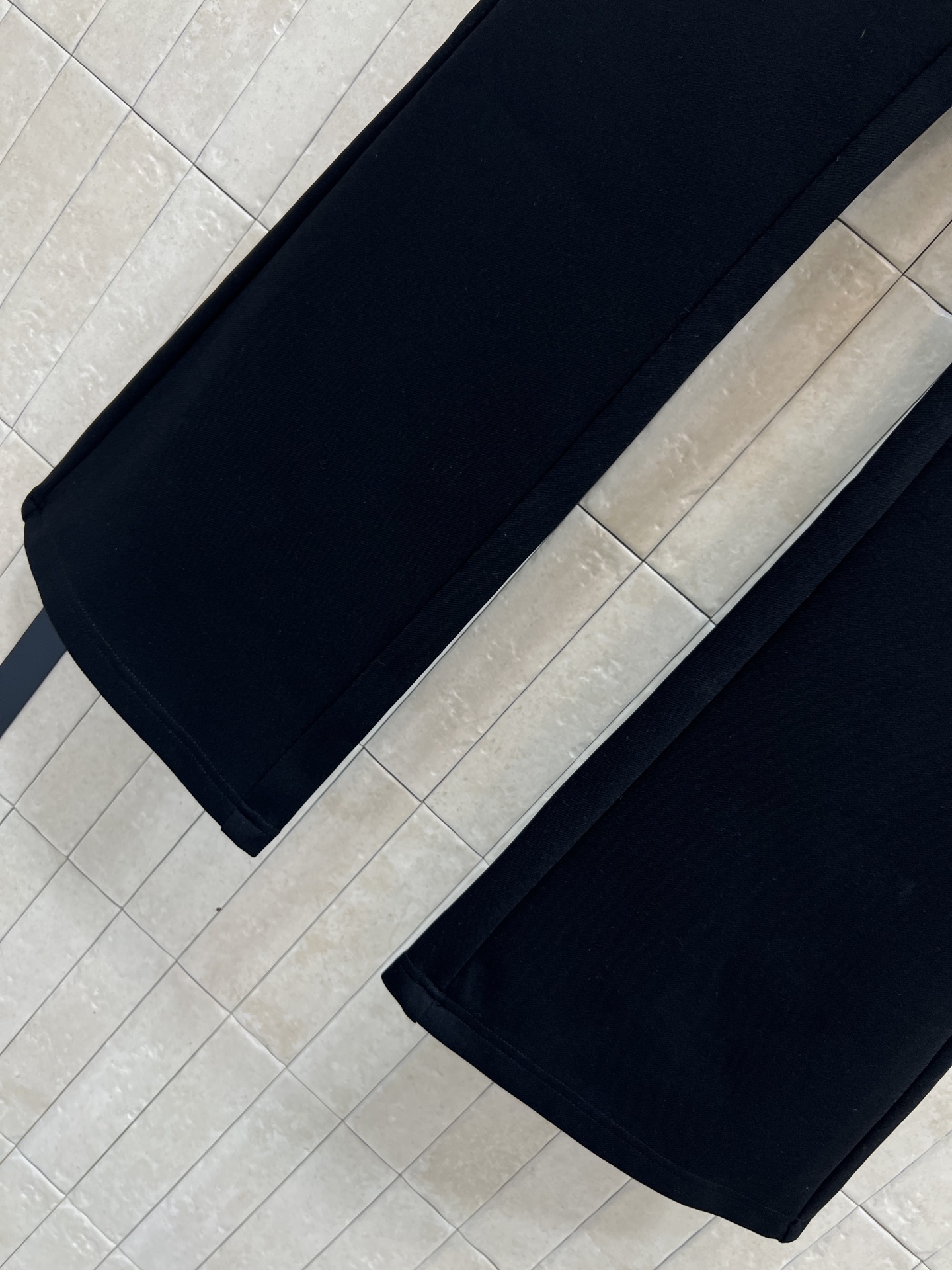 L家 26早春新款 黑色微喇牛仔裤 采用高弹力面料 修身显瘦 梨形身材友好！高腰+微喇裤型 拉长腿部比例