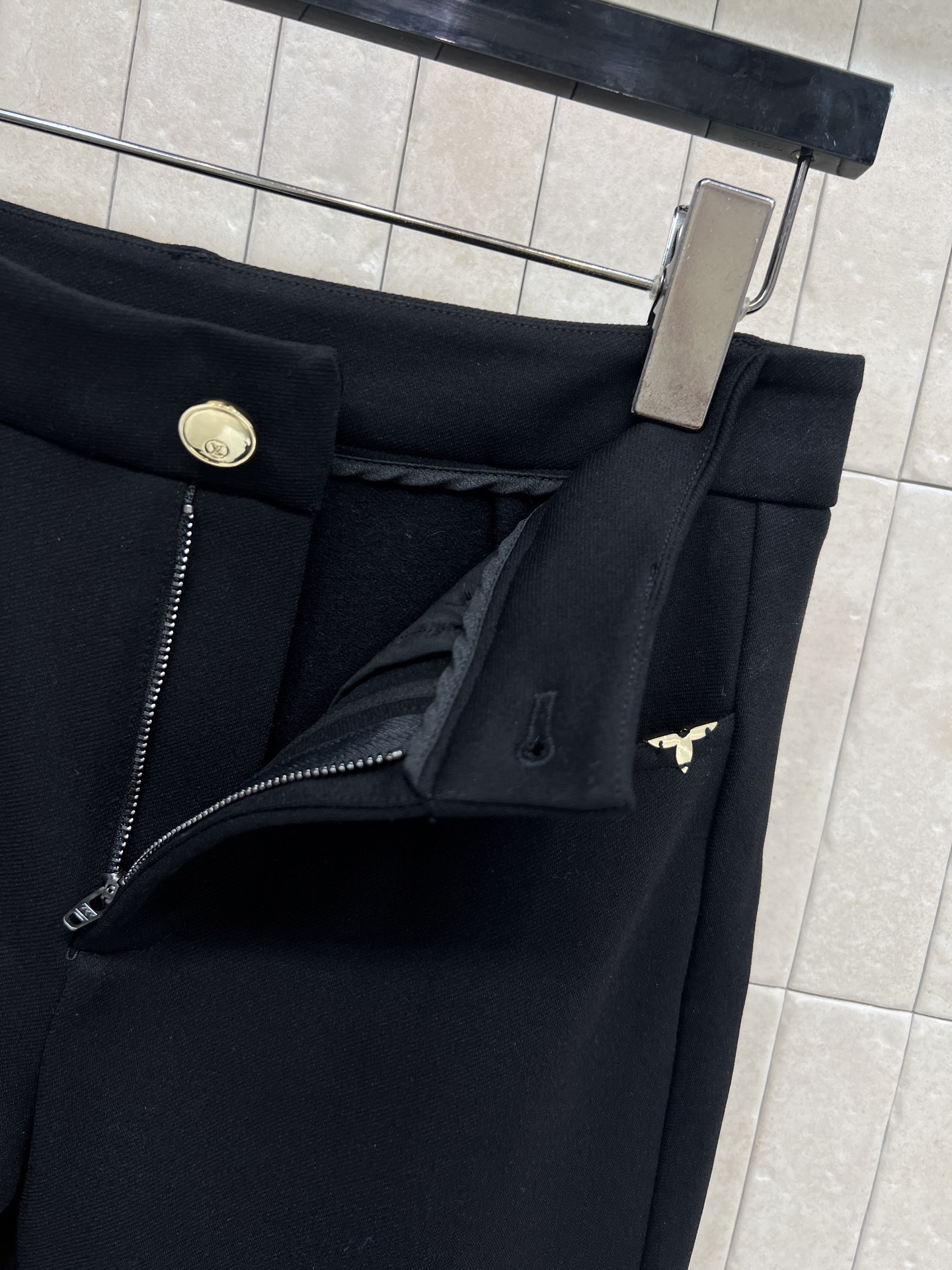 L家 26早春新款 黑色微喇牛仔裤 采用高弹力面料 修身显瘦 梨形身材友好！高腰+微喇裤型 拉长腿部比例