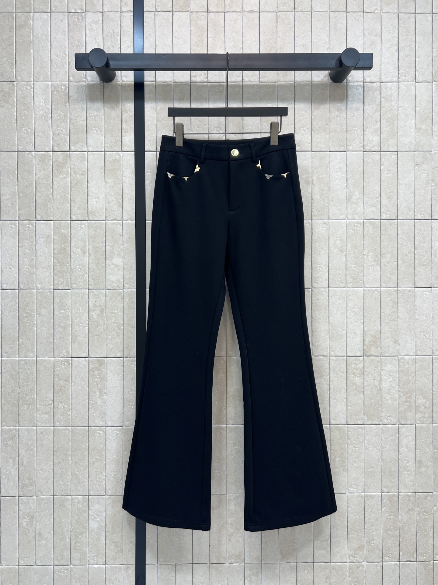 NO:695488,L's 26 early spring new style black bootcut jeans are made of high-elastic fabric, slim and slim, and friendly to pear-shaped figures!  High waist + slightly flared trousers elongate the proportion of the legs. Classic presbyopic metal buckles are embellished. Retro and exquisite. Plush velvet style for autumn and winter. Warm and comfortable. Can be easily managed in commuting, casual and street style. Pair with short tops or coats for perfect temperament!  One color, three sizes Size/S-M-L,,louis vuitton,jeans,19860909L家 26早春新款 黑色微喇牛仔裤 采用高弹力面料 修身显瘦 梨形身材友好！高腰+微喇裤型 拉长腿部比例 经典老花金属扣点缀 复古又精致 秋冬加绒款 保暖又舒适 通勤、休闲、街头风都能轻松驾驭 搭配短款上衣或大衣 气质满分！一色三码 Size/S-M-L,,louis vuitton,jeans,,Women's clothing