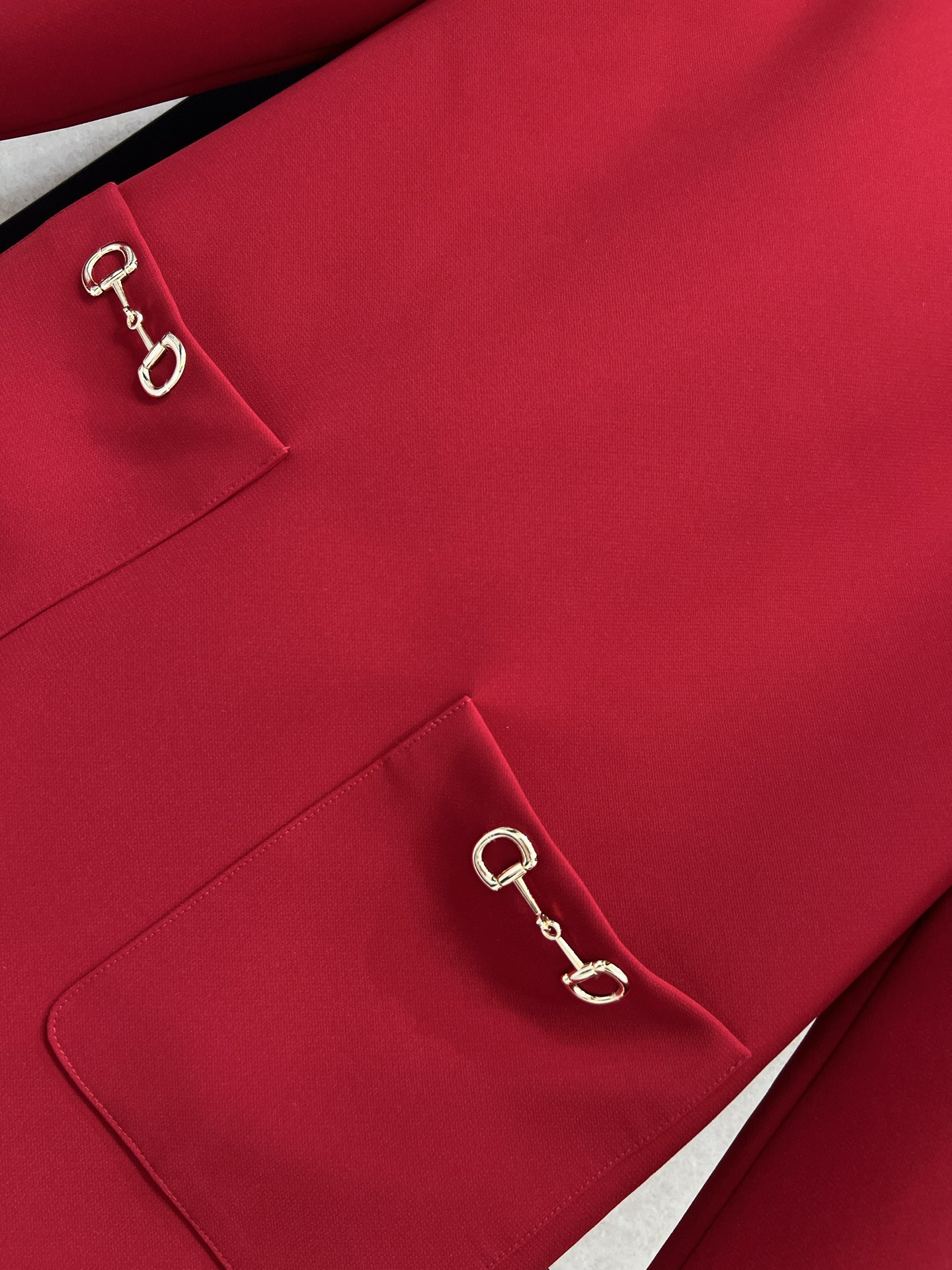 G家 26早春新款 红色圆领长袖连衣裙 经典正红色 秋冬穿超合适！金属马衔扣装饰口袋 品牌辨识度满分 中