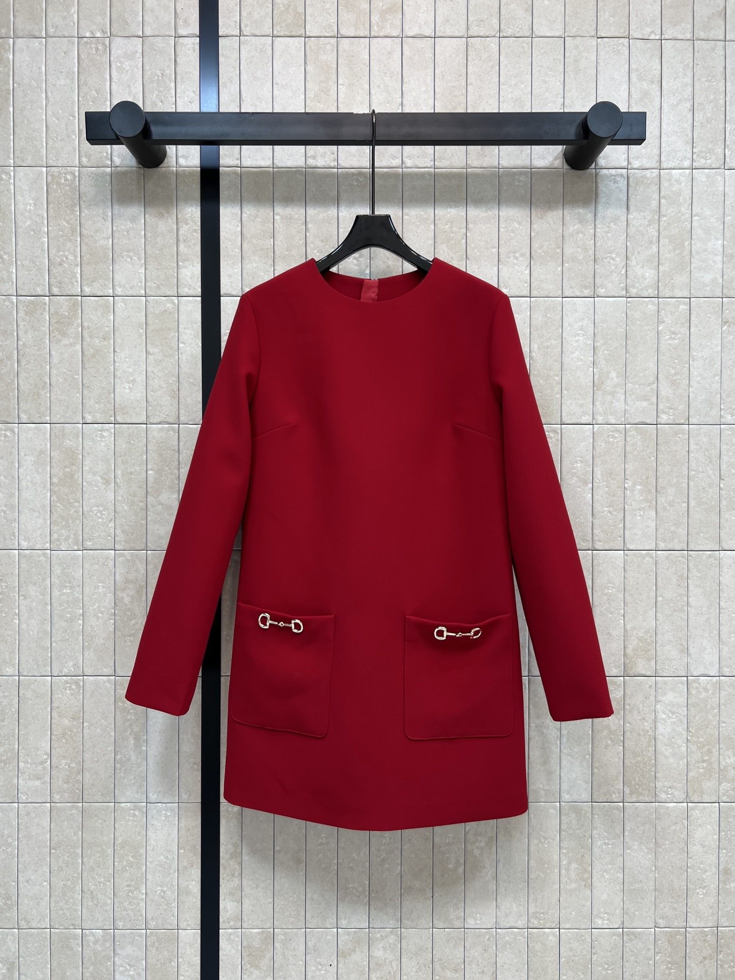 G家 26早春新款 红色圆领长袖连衣裙 经典正红色 秋冬穿超合适！金属马衔扣装饰口袋 品牌辨识度满分 中