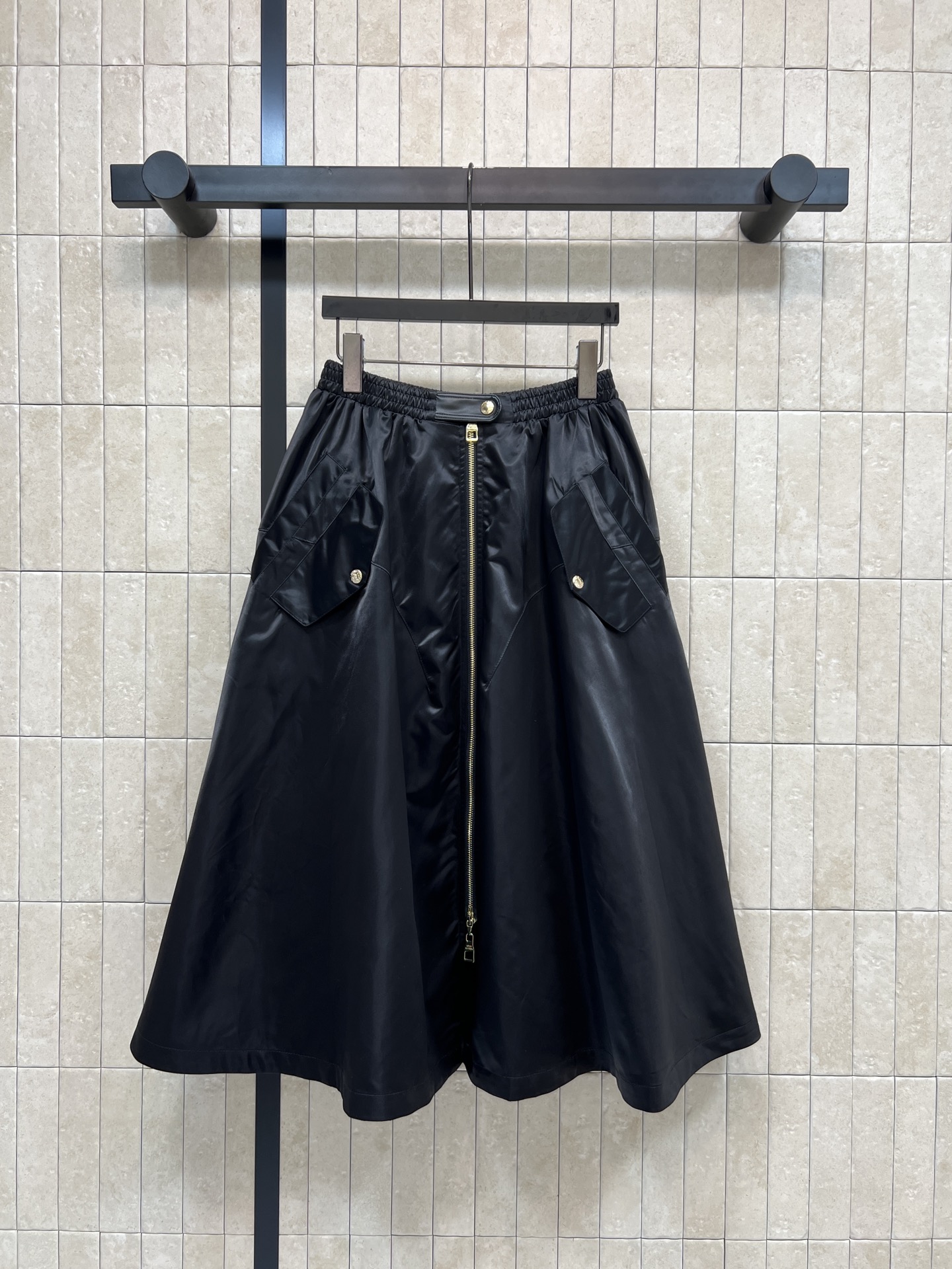 NO:695505,L’s 26 early spring new model, black large swing work style skirt, metal zipper + symmetrical pocket design, practical and stylish!  The waist is elastic and super easy to put on and take off. Suitable for a variety of body shapes ~ the skirt is wide. Pair it with a short top or a slim sweater to easily create a sweet or casual style. It can be easily used for daily commuting and casual occasions. Fashionable and versatile!  Four sizes in one color Size/S-M-L- XL,,louis vuitton,skirts,19860909L家 26早春新款 黑色大摆工装风半身裙 金属拉链+对称口袋设计 实用又有型！腰部松紧 穿脱超方便 适合多种身材~裙摆宽大 搭配短上衣或修身针织衫 轻松打造甜酷or休闲风 日常通勤、休闲场合都能轻松驾驭 时髦又百搭！一色四码 Size/S-M-L- XL,,louis vuitton,skirts,,Women's clothing