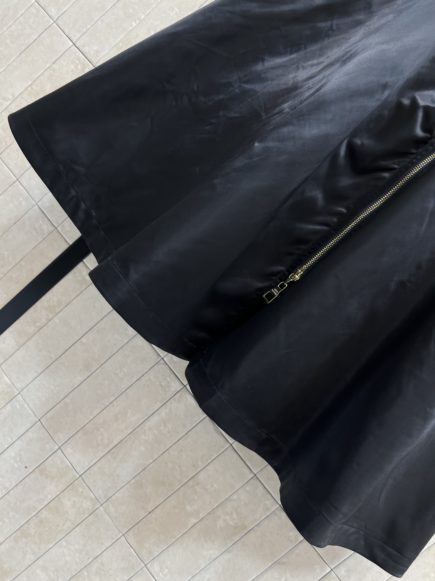 L家 26早春新款 黑色大摆工装风半身裙 金属拉链+对称口袋设计 实用又有型！腰部松紧 穿脱超方便 适合