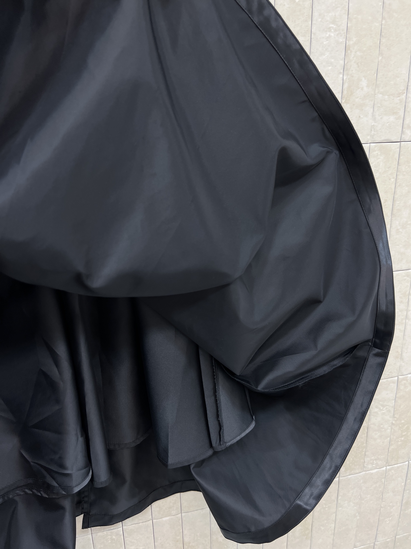 L家 26早春新款 黑色大摆工装风半身裙 金属拉链+对称口袋设计 实用又有型！腰部松紧 穿脱超方便 适合