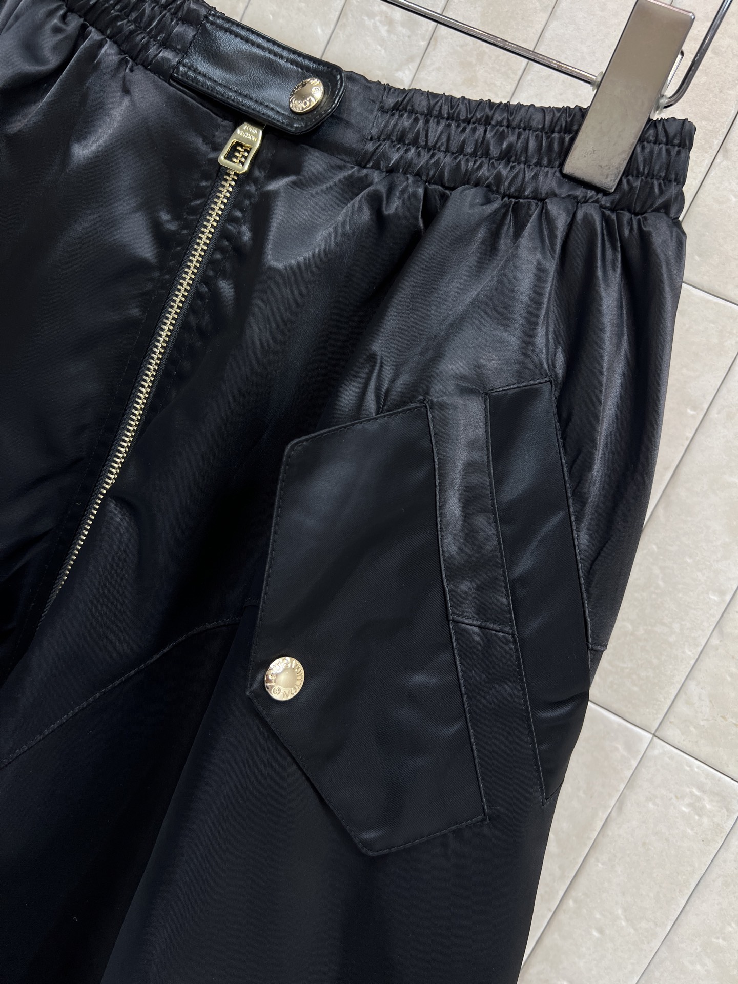 L家 26早春新款 黑色大摆工装风半身裙 金属拉链+对称口袋设计 实用又有型！腰部松紧 穿脱超方便 适合