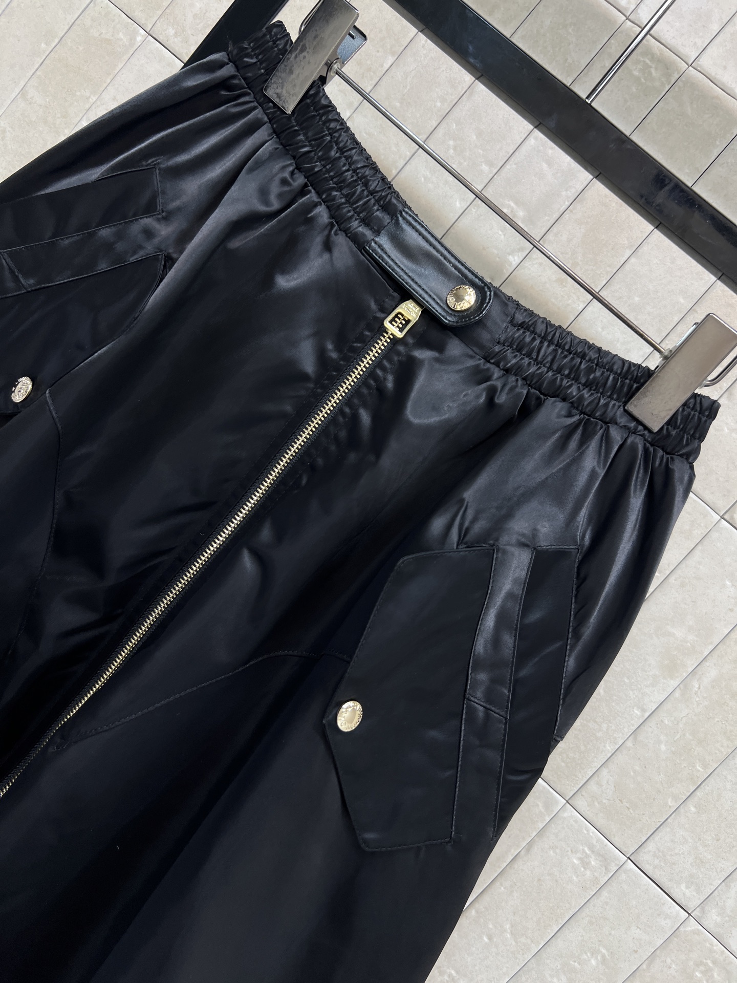 L家 26早春新款 黑色大摆工装风半身裙 金属拉链+对称口袋设计 实用又有型！腰部松紧 穿脱超方便 适合