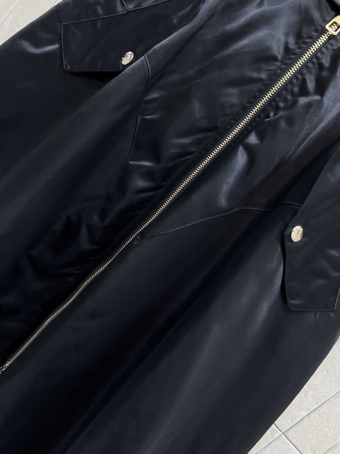 L家 26早春新款 黑色大摆工装风半身裙 金属拉链+对称口袋设计 实用又有型！腰部松紧 穿脱超方便 适合