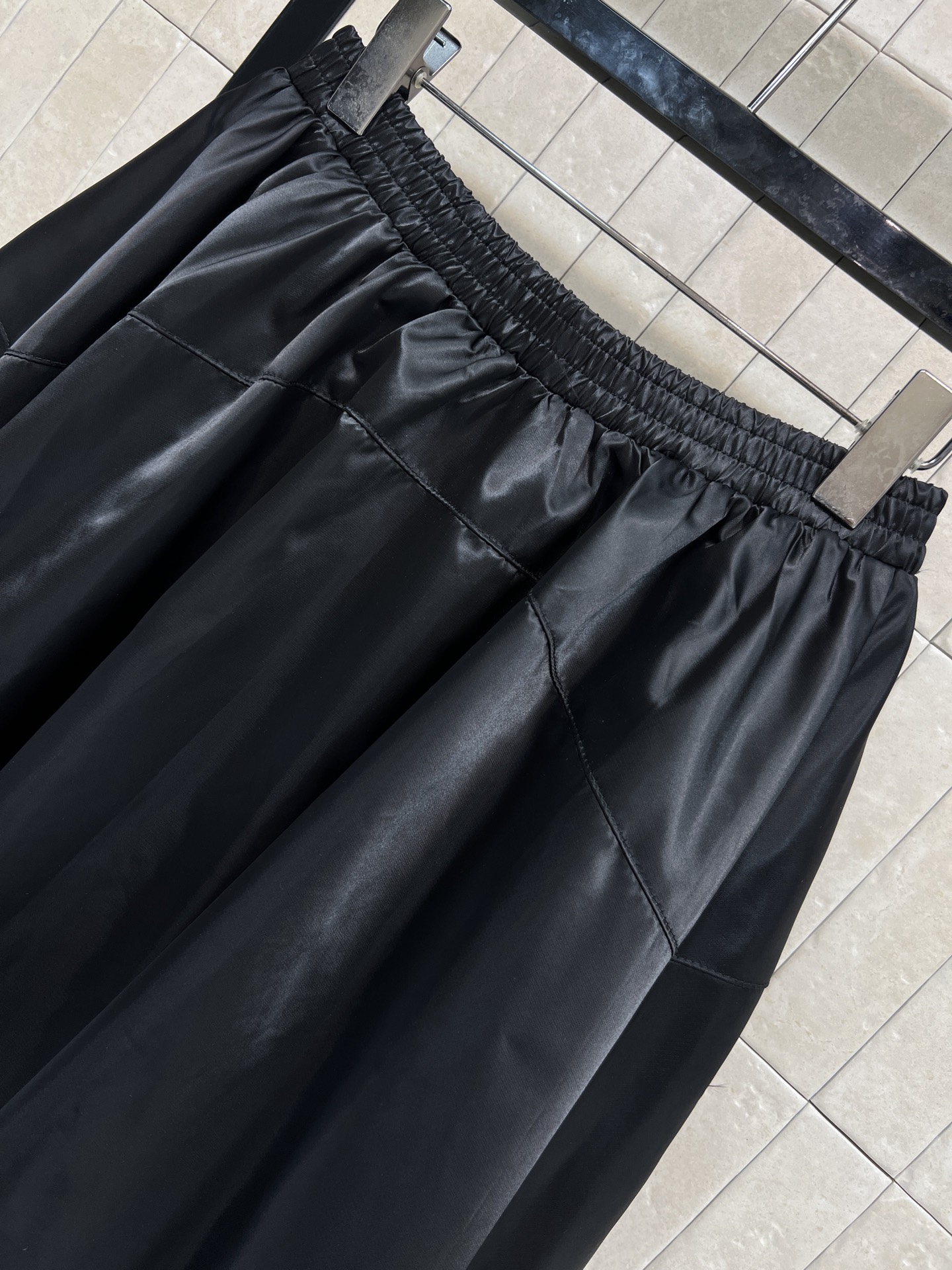 L家 26早春新款 黑色大摆工装风半身裙 金属拉链+对称口袋设计 实用又有型！腰部松紧 穿脱超方便 适合