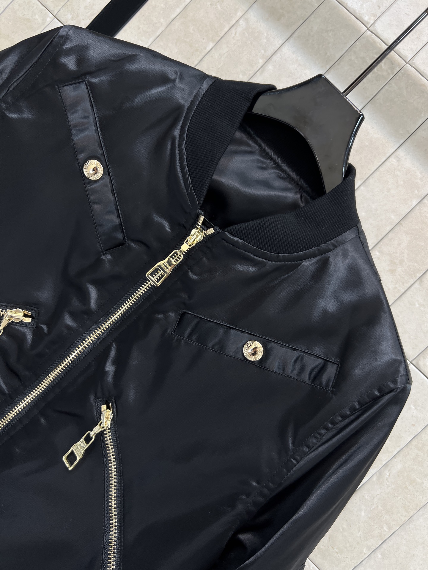 L家 26早春新款 黑色短款棒球服外套 采用光泽感面料 金属拉链+多口袋设计 复古又实用！宽松版型 袖身