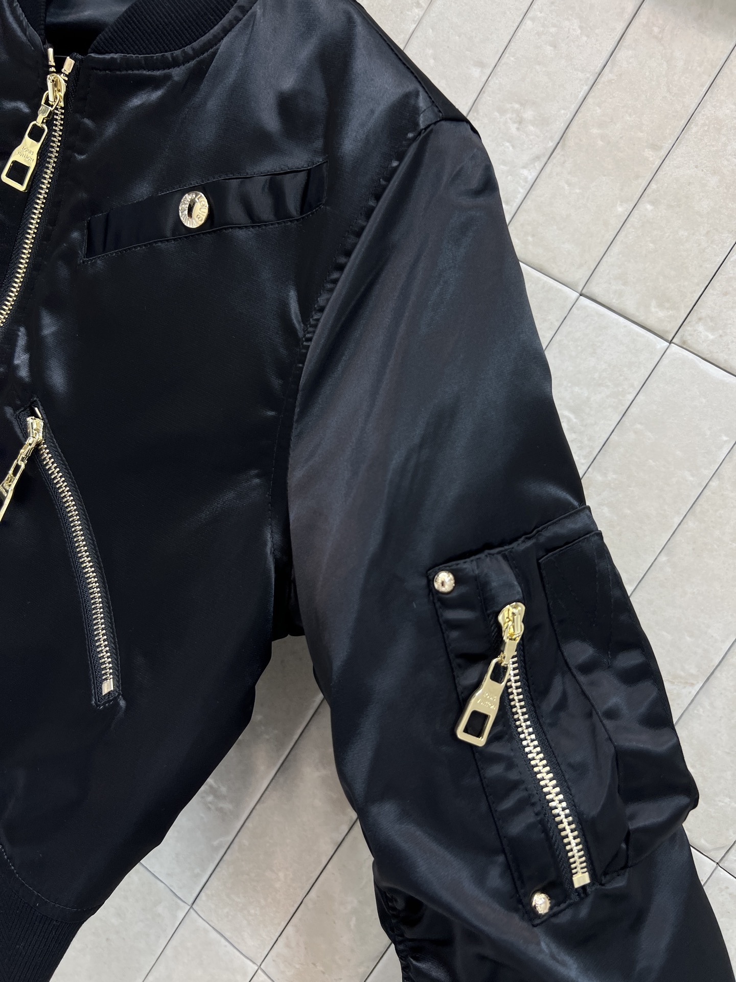 L家 26早春新款 黑色短款棒球服外套 采用光泽感面料 金属拉链+多口袋设计 复古又实用！宽松版型 袖身