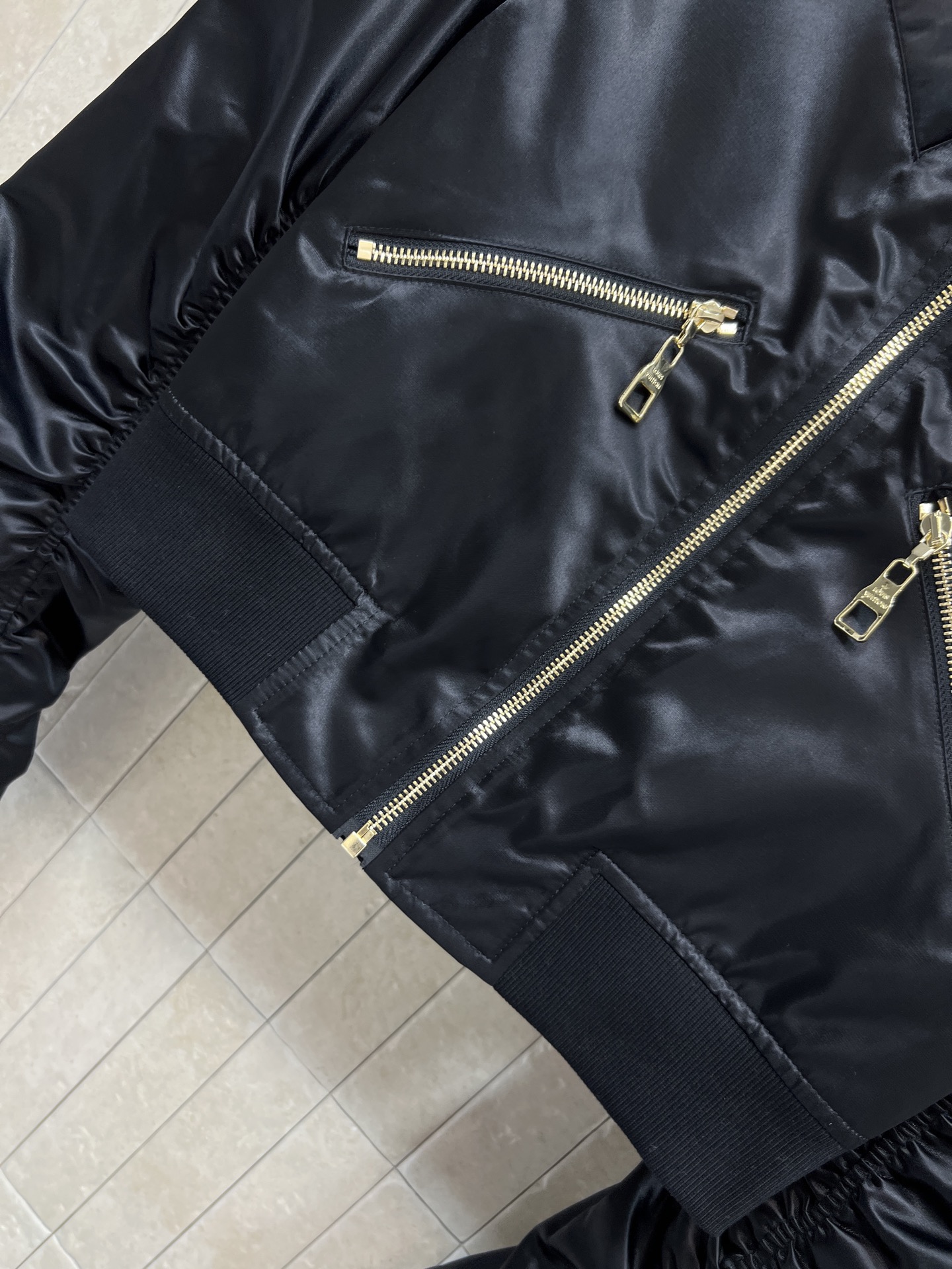 L家 26早春新款 黑色短款棒球服外套 采用光泽感面料 金属拉链+多口袋设计 复古又实用！宽松版型 袖身