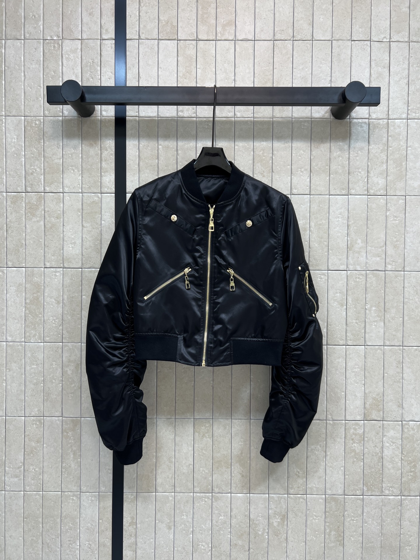 NO:695512,L's 26 early spring new model, black short baseball jacket, made of glossy fabric, metal zipper + multi-pocket design, retro and practical!  The loose fit and pleated sleeve design are super fashionable. Perfect for spring and autumn. The short cut optimizes body proportions. Pair it with high-waisted pants or skirts to easily create a Korean casual style. It is versatile for daily commuting and street wear. Fashionable and comfortable, it can be easily adapted to various occasions!  Four sizes in one color Size/S-M-L- XL,,louis vuitton,skirts,jackets & coats,19860909L家 26早春新款 黑色短款棒球服外套 采用光泽感面料 金属拉链+多口袋设计 复古又实用！宽松版型 袖身褶皱设计超时髦 春秋穿超合适～短款剪裁优化身材比例 搭配高腰裤或裙装 轻松打造韩系休闲风日常通勤、街头穿搭都很百搭 时尚又舒适 轻松驾驭各种场合！一色四码 Size/S-M-L- XL,,louis vuitton,skirts,jackets & coats,,Women's clothing