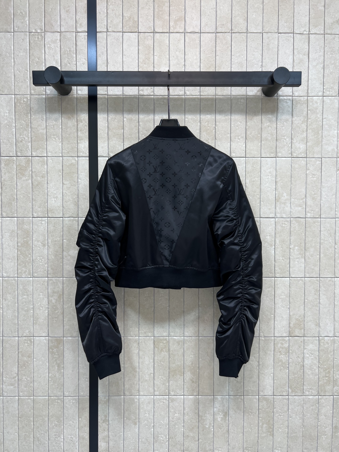 L家 26早春新款 黑色短款棒球服外套 采用光泽感面料 金属拉链+多口袋设计 复古又实用！宽松版型 袖身