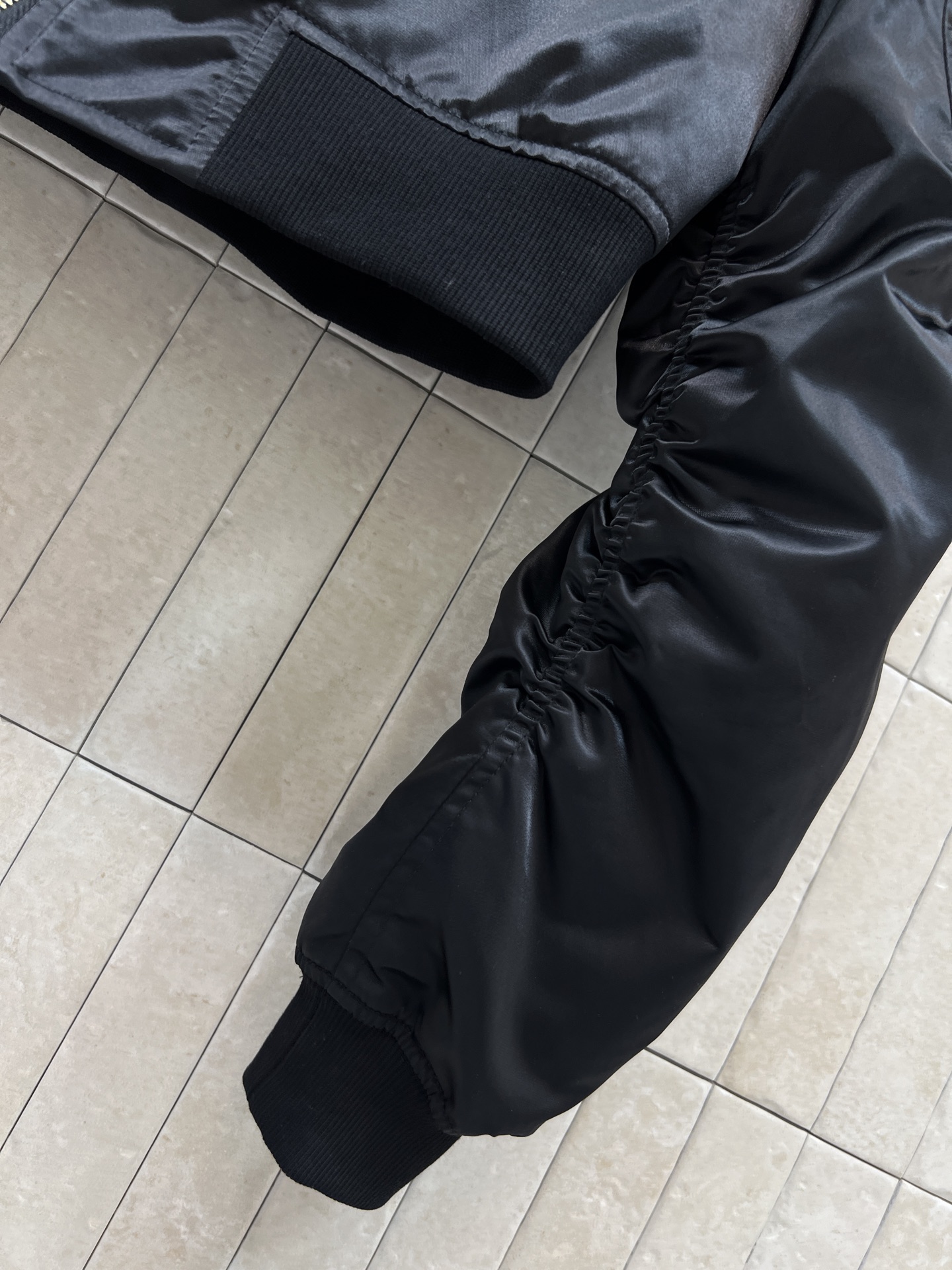 L家 26早春新款 黑色短款棒球服外套 采用光泽感面料 金属拉链+多口袋设计 复古又实用！宽松版型 袖身