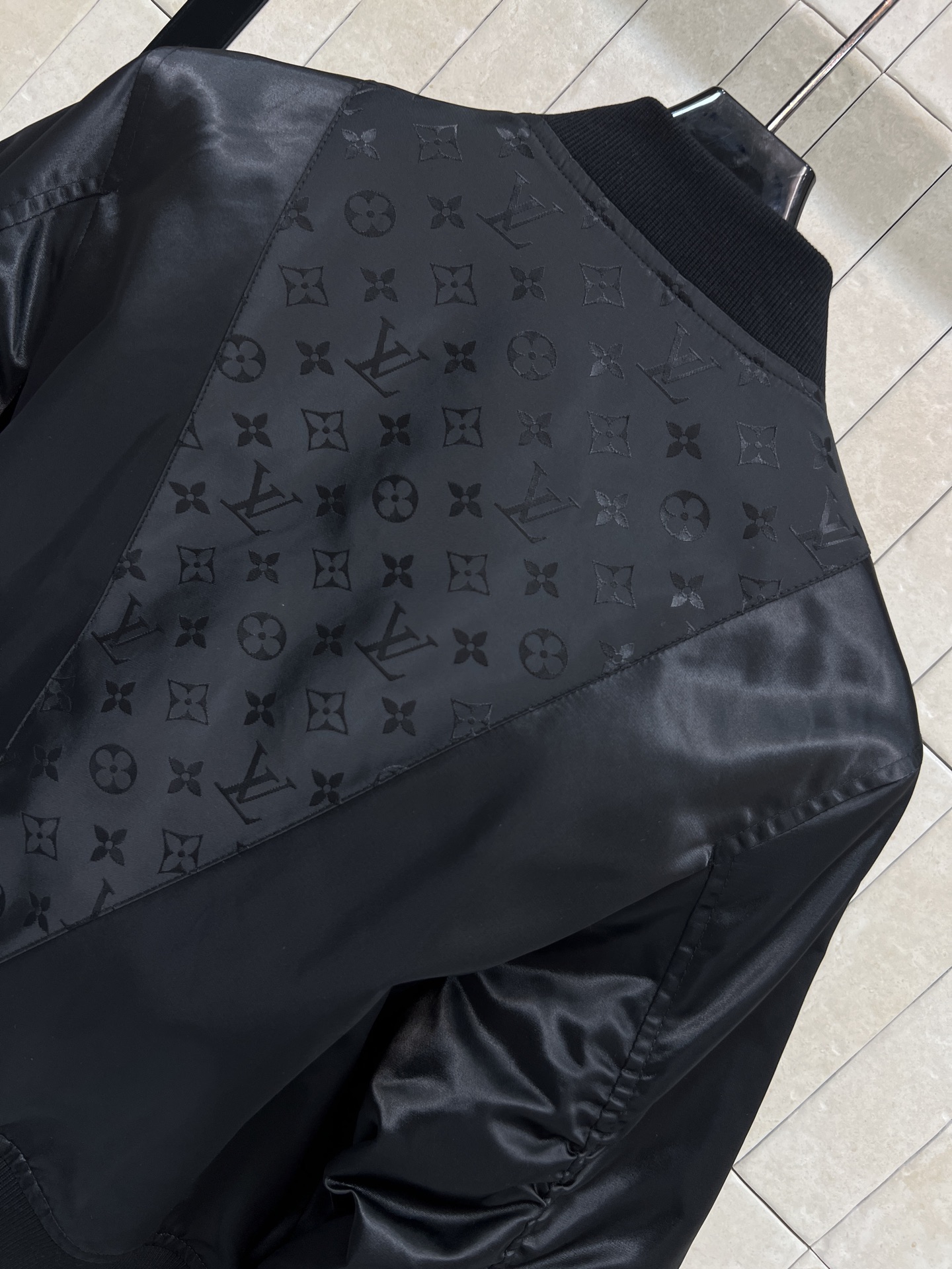 L家 26早春新款 黑色短款棒球服外套 采用光泽感面料 金属拉链+多口袋设计 复古又实用！宽松版型 袖身