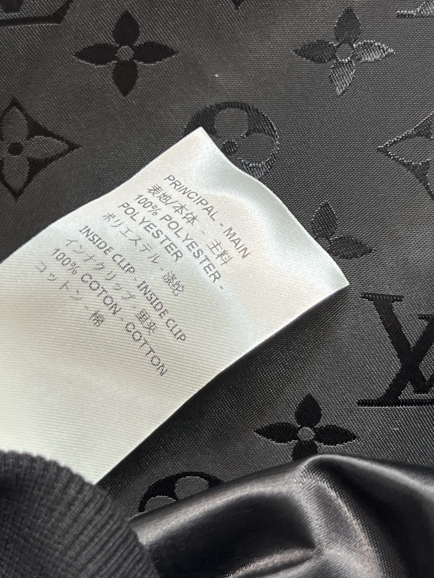 L家 26早春新款 黑色短款棒球服外套 采用光泽感面料 金属拉链+多口袋设计 复古又实用！宽松版型 袖身